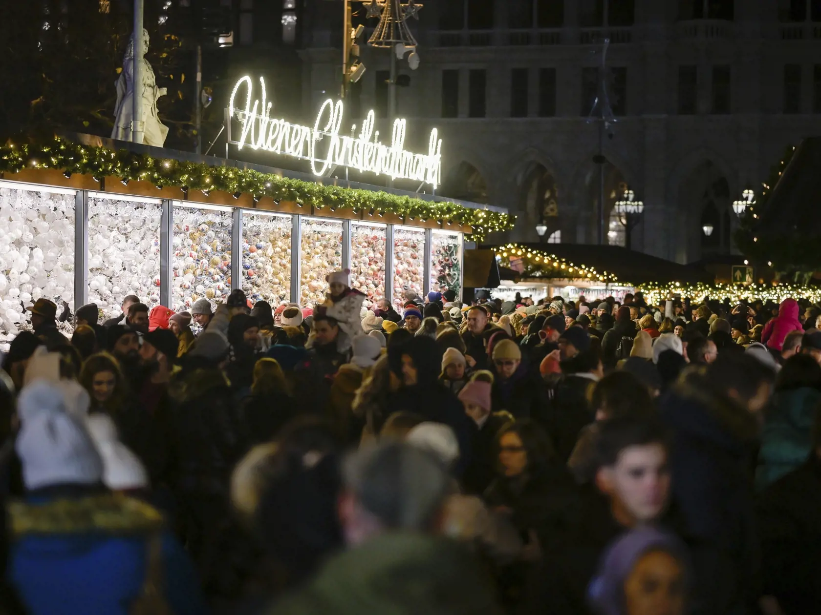 Na Wiener Christkindlmarkt, jednom z najobľúbenejších vianočných trhov vo Viednije vždy veľa ľudí.