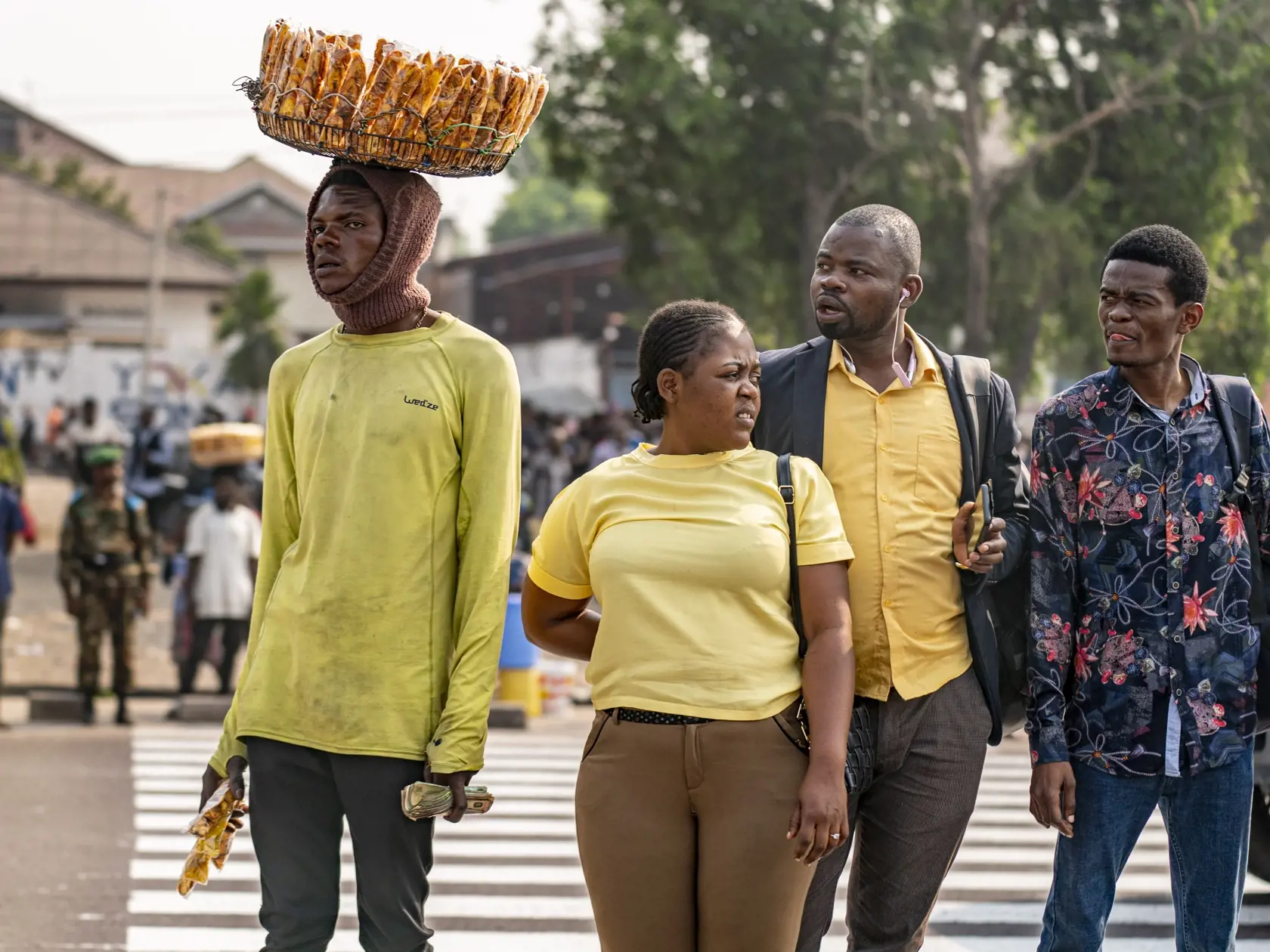 WA 47 Kinshasa - Ľudia sledujú konvoj šéfa americkej diplomacie Antonyho Blinkena na ulici v Kinshase, metropole Konžskej demokratickej republiky v utorok 9. augusta 2022. FOTO TASR/AP  

People watch as Secretary of State Antony Blinken's motorcade moves through Kinshasa, Congo, Tuesday, Aug. 9, 2022. Blinken is on a ten day trip to Cambodia, Philippines, South Africa, Congo, and Rwanda. (AP Photo/Andrew Harnik, Pool)