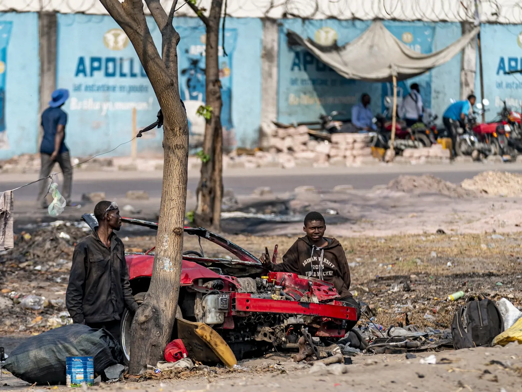 WA 46 Kinshasa - Ľudia sledujú konvoj šéfa americkej diplomacie Antonyho Blinkena na ulici v Kinshase, metropole Konžskej demokratickej republiky v utorok 9. augusta 2022. FOTO TASR/AP  

People watch as Secretary of State Antony Blinken's motorcade moves through Kinshasa, Congo, Tuesday, Aug. 9, 2022. Blinken is on a ten day trip to Cambodia, Philippines, South Africa, Congo, and Rwanda. (AP Photo/Andrew Harnik, Pool)