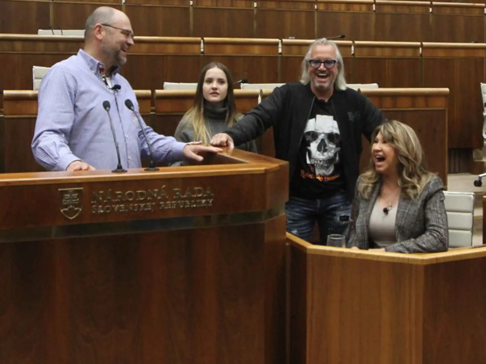 Richard Sulík ako turistický sprievodca nevynechal v parlamente rokovaciu sálu, Roberta a Carmen rozosmial svojou rečou.