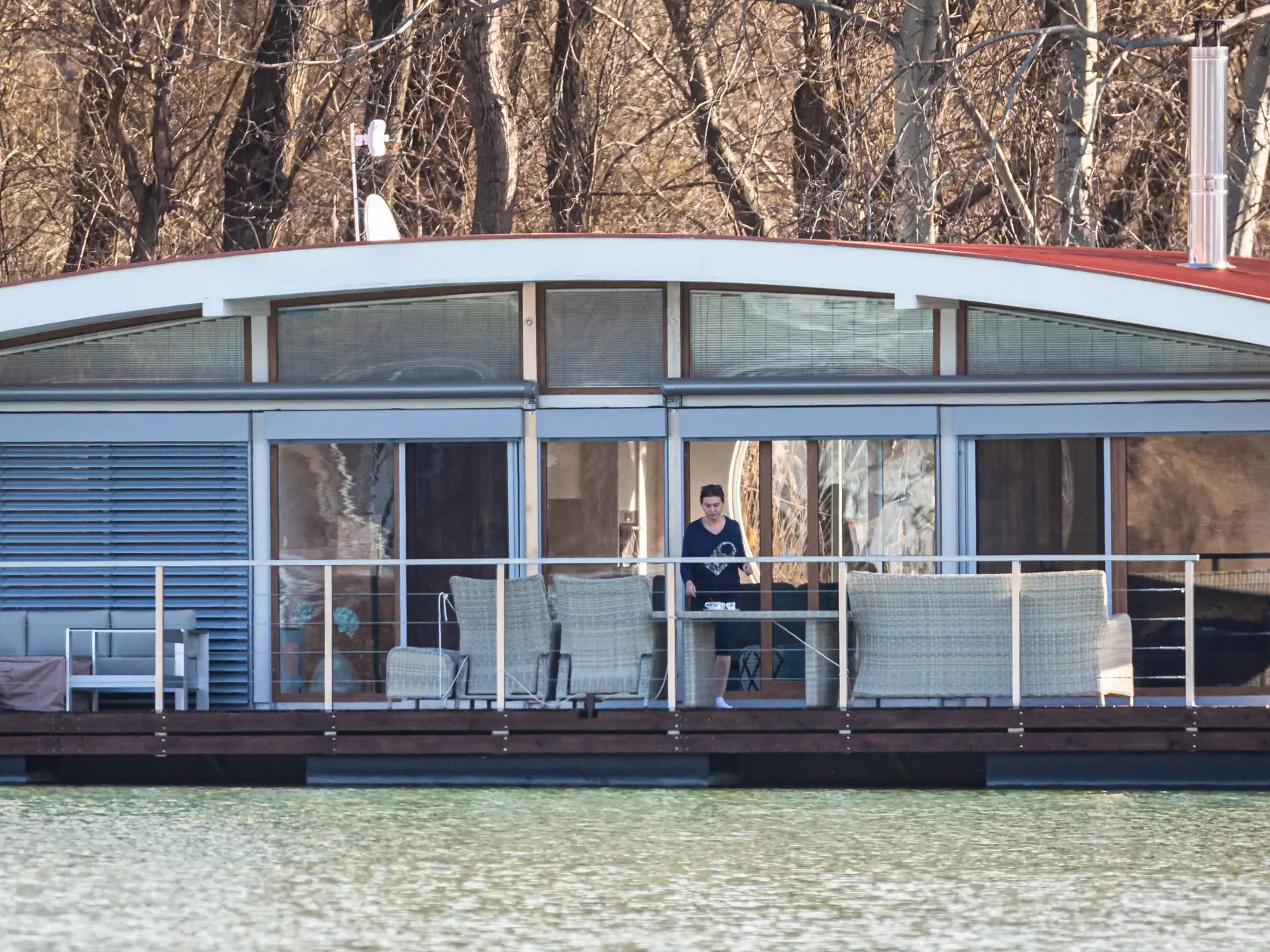 Na snímke europoslankyňa  Monika Beňová trávi čas na hausbote na Jaroveckom ramene Dunaja.