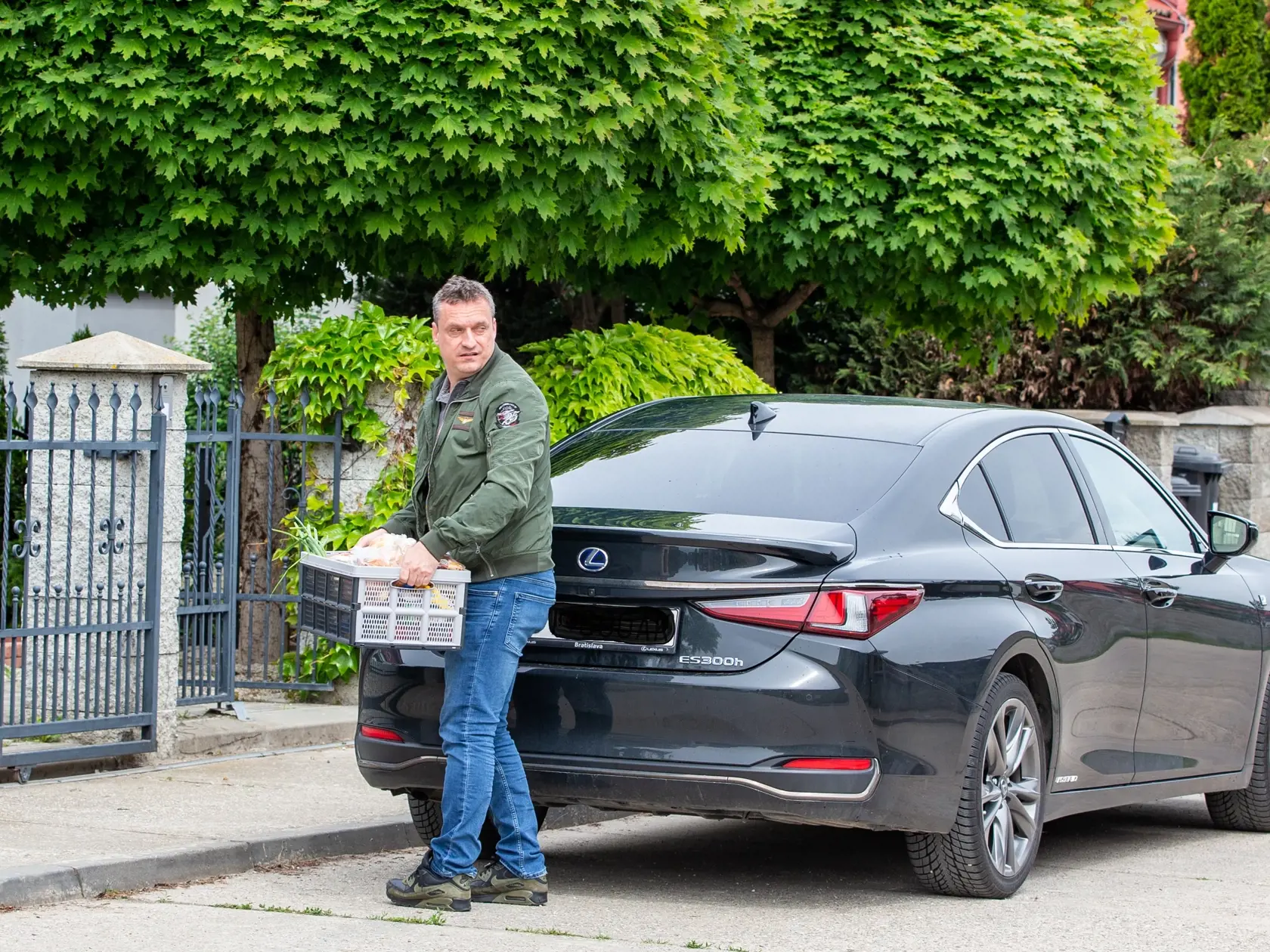 Moderátora sme zastihli pred domom s nákupom.