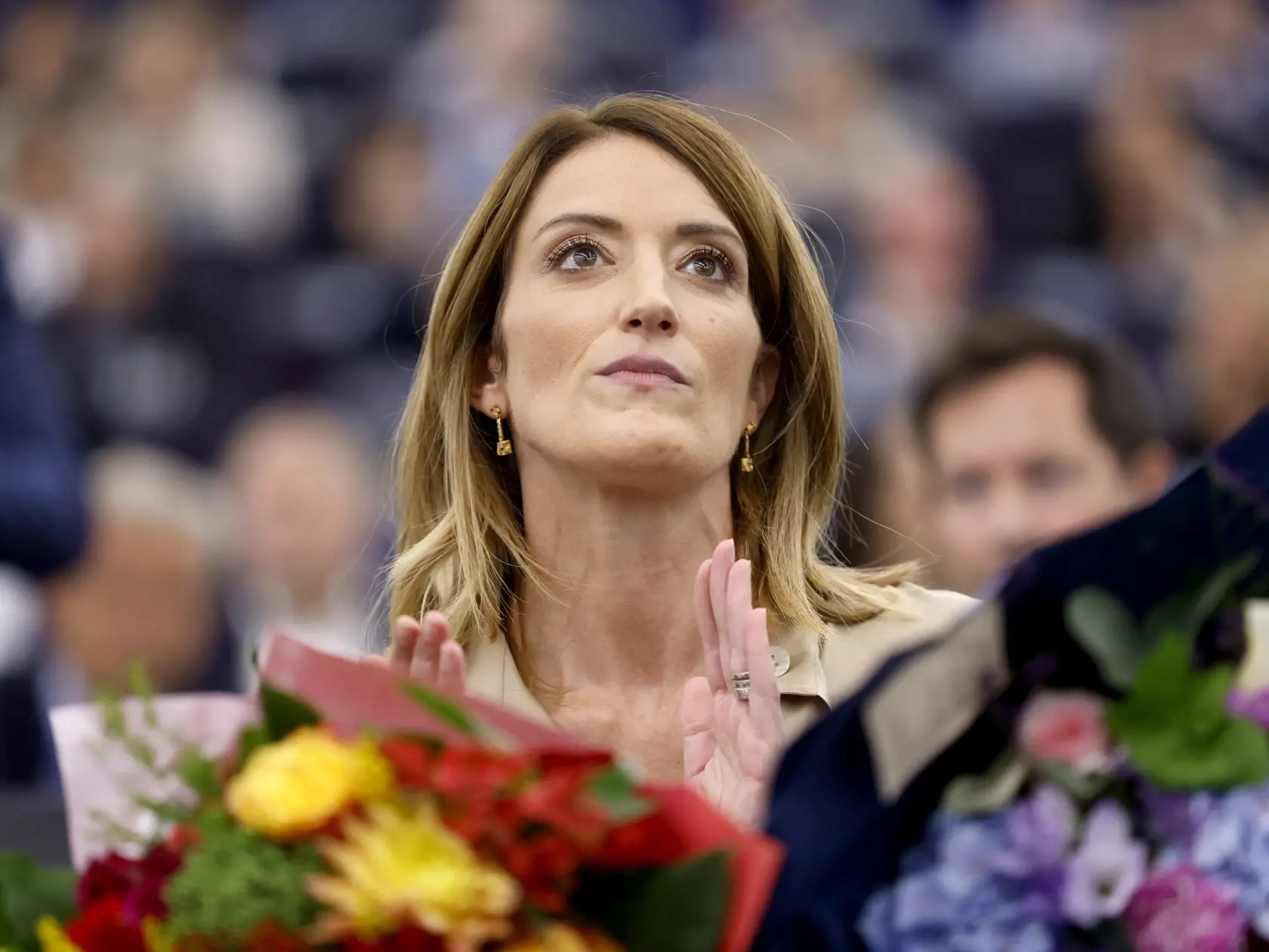 Predsedníčka Európskeho parlamentu Roberta Metsolová dostáva kvety počas otvorenia ustanovujúcej plenárnej schôdze Európskeho parlamentu po júnových voľbách v utorok 16. júla 2024 v Štrasburgu.