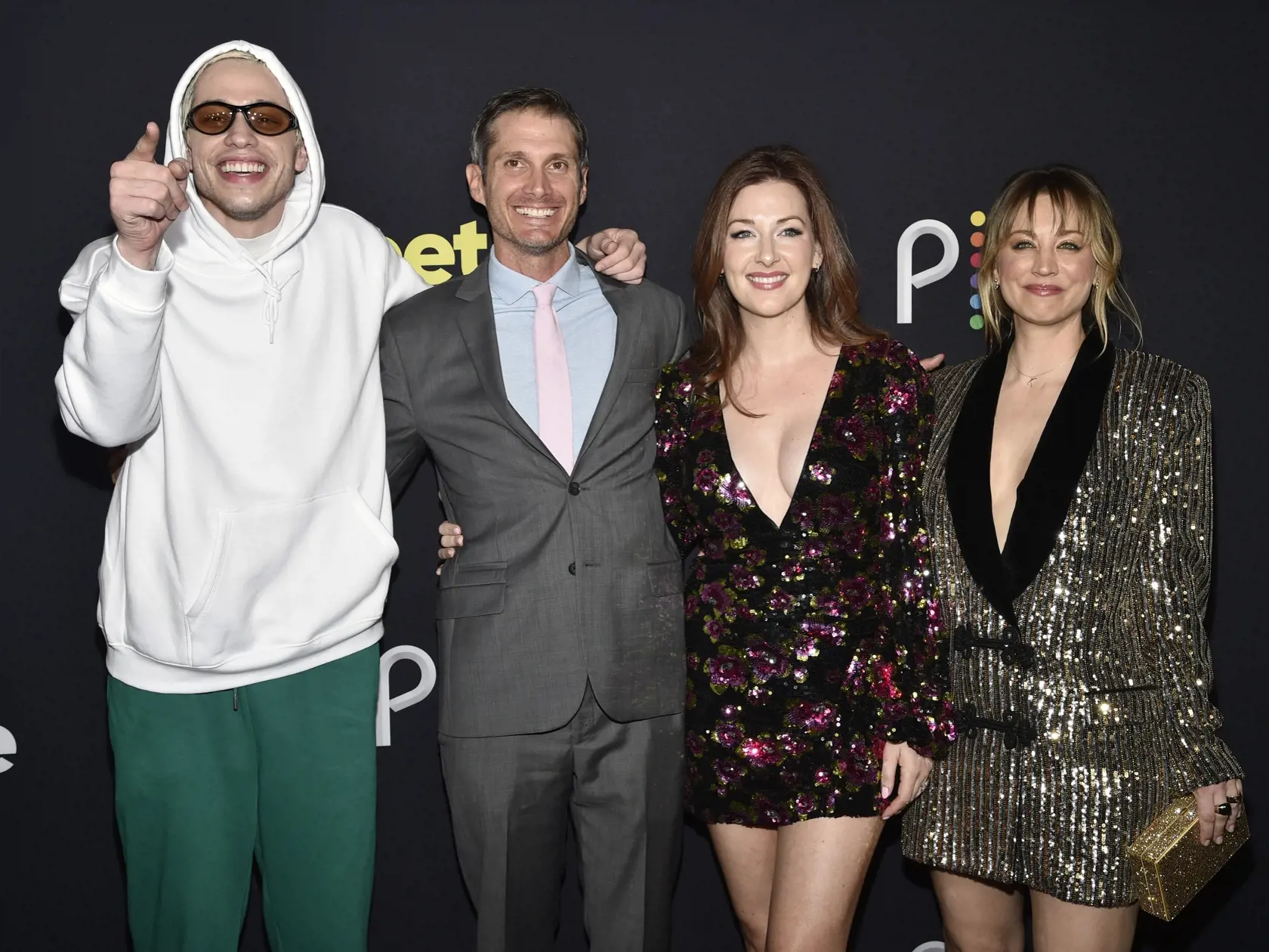 PK 12 New York - Na snímke zľava americký komik a herec Pete Davidson, režisér Alexandre Lehmann, americká herečka Sierra Fisková a americká herečka Kaley Cuocová pózujú pred premiérou filmu Meet Cute na Manhattan West Plaza v New Yorku 20. septembra 2022. FOTO TASR/AP

Pete Davidson, left, Alex Lehmann, Sierra Fisk and Kaley Cuoco attend the premiere of "Meet Cute" at Manhattan West Plaza on Tuesday, Sept. 20, 2022, in New York. (Photo by Evan Agostini/Invision/AP)