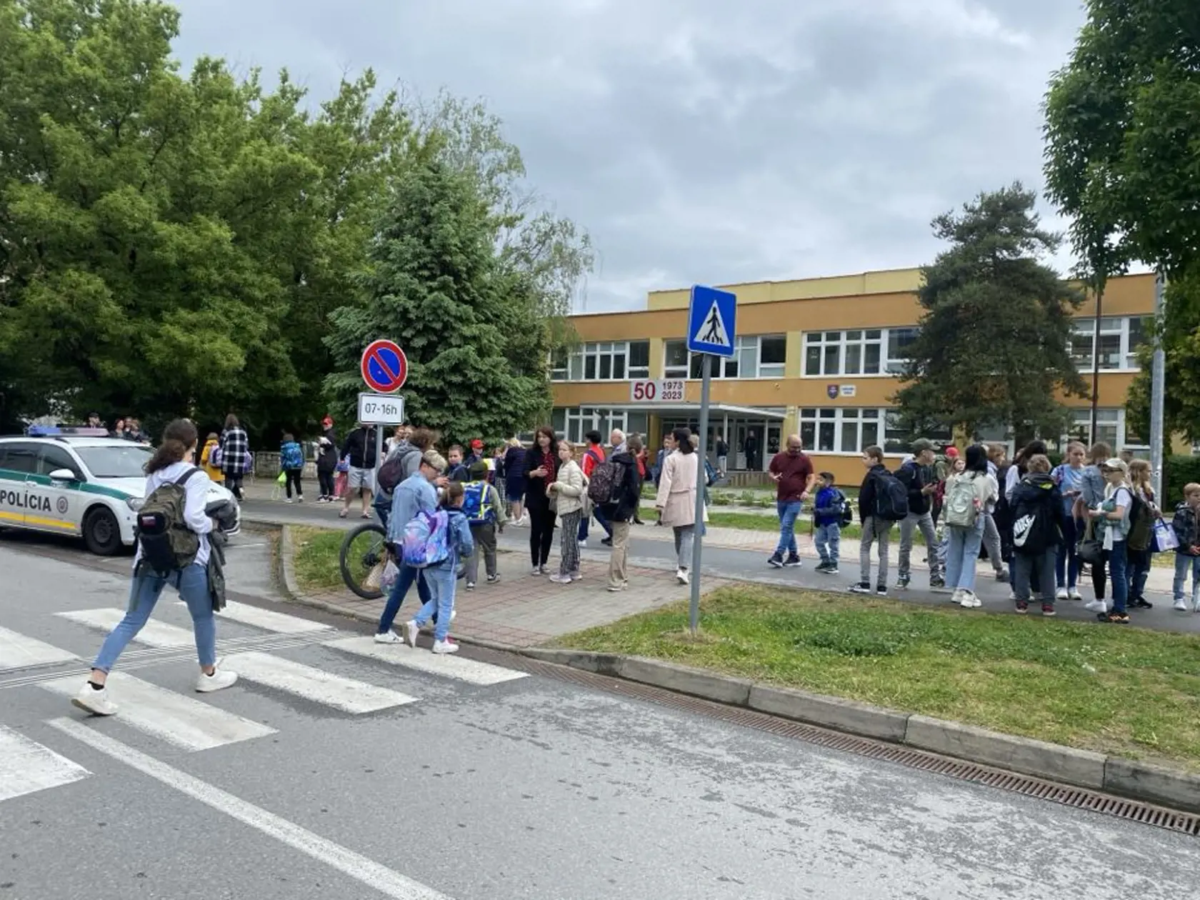 Na snímke evakuácia ZŠ Kúpeľná v Prešove po nahlásení bombovej hrozby.