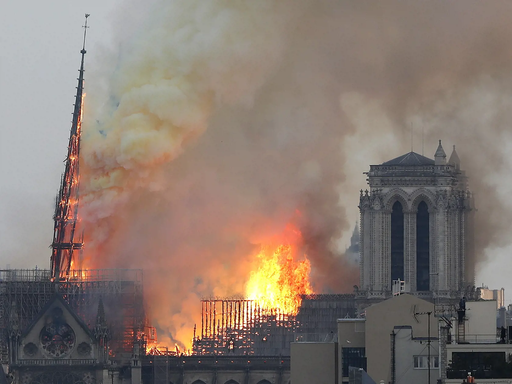 Svet pred pár dňami šokoval požiar parížskej katedrály Notre Dame. Kruté správy zasiahli aj Saganovu manželku...