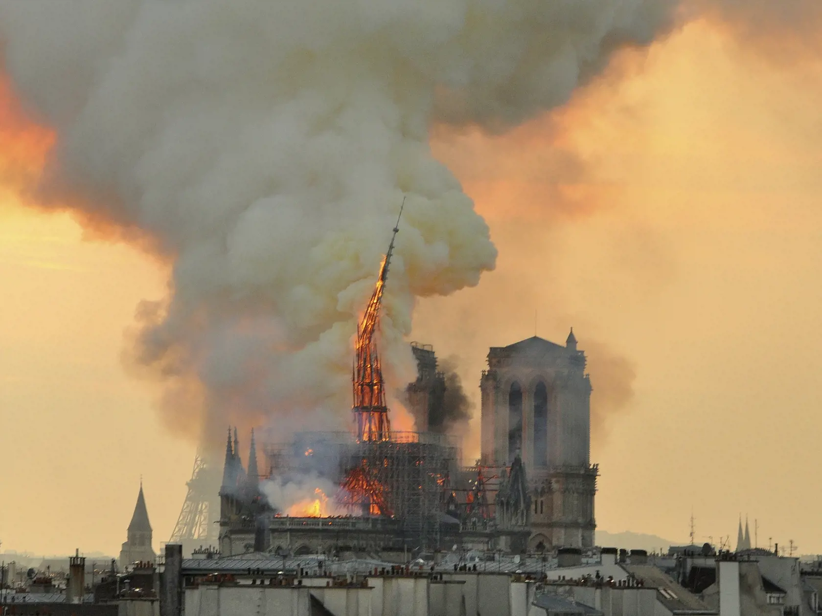 KK32 Paríž - Na snímke plamene a dym z Katedrály Notre-Dame počas požiaru 15. apríla 2019 v Paríži. Požiar, ktorý vypukol v katedrále v pondelok 15. apríla 2019 pár minút pred 19. hodinou zničil strechu.Takmer štyrom stovkám hasičov sa podarilo po polnoci požiar dostať pod kontrolu. Oheň vypukol pravedepodobne v súvislosti s renovačnými prácami. FOTO TASR/AP
In this image made available on Tuesday April 16, 2019 flames and smoke rise from the blaze at Notre Dame cathedral in Paris, Monday, April