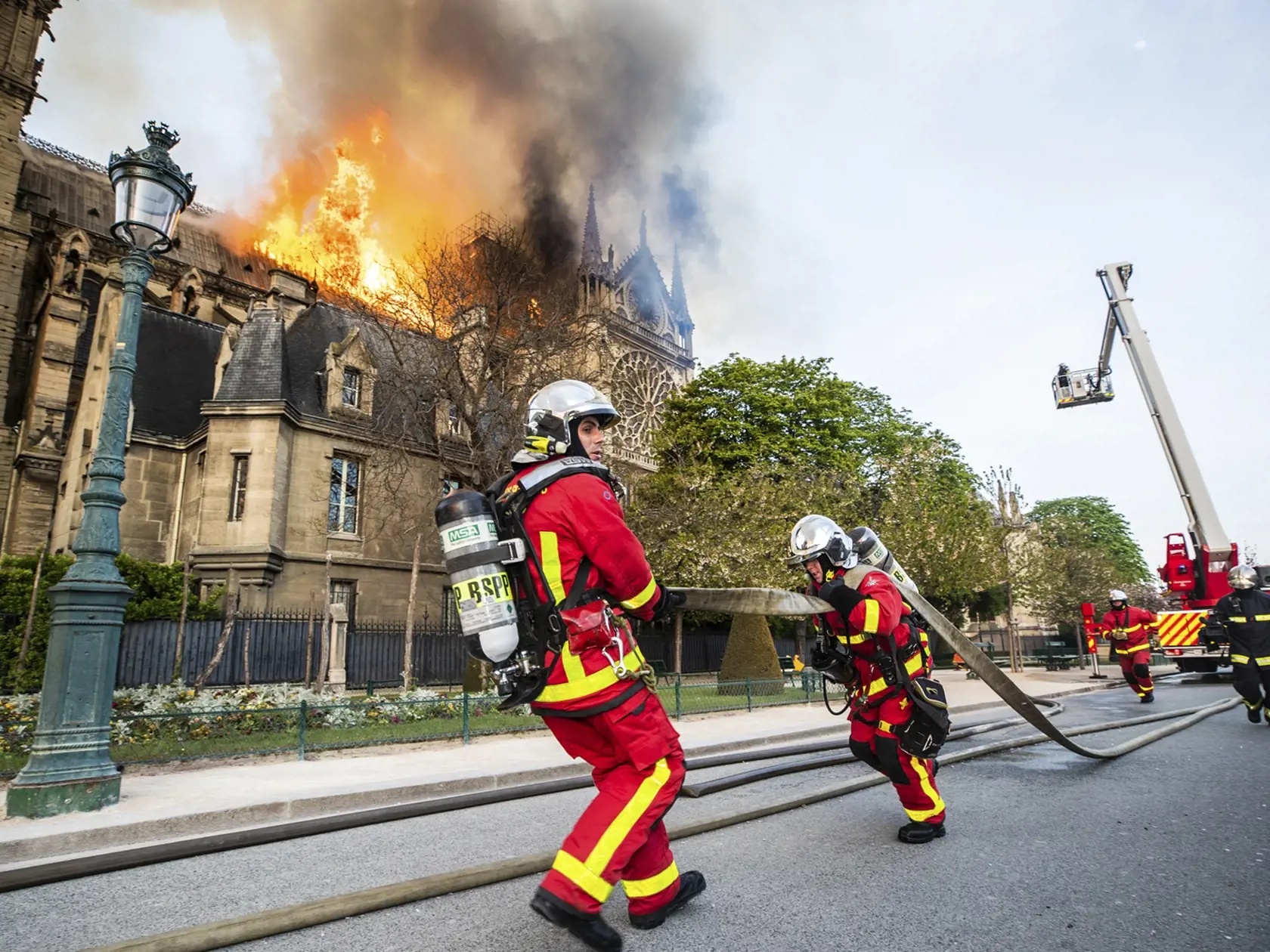 SY 38 Paríž - Na snímke parížskej hasičskej brigády zverejnenej 16. apríla 2019 je zásah hasičov na horiacej katedrále Notre-Dame v Paríži 15. apríla 2019. Požiar, ktorý vypukol v katedrále pár minút pred 19. hodinou zničil strechu.Takmer štyrom stovkám hasičov sa podarilo po polnoci požiar dostať pod kontrolu. Oheň vypukol pravedepodobne v súvislosti s renovačnými prácami. FOTO TASR/AP
This photo provided Tuesday April 16, 2019 by the Paris Fire Brigade shows fire fighters working at the burnin