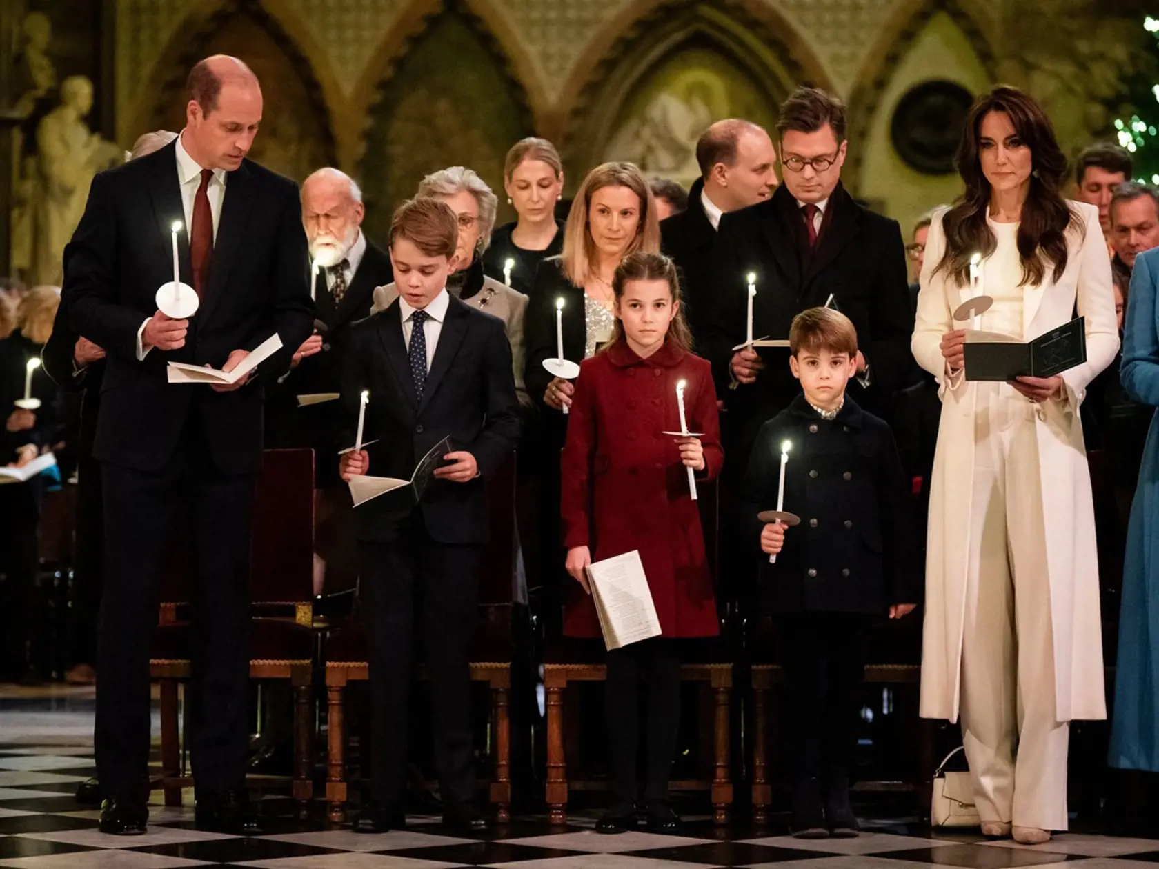 Princezná Kate a William zverejnili prvú vianočnú pohľadnicu 2023. Predtým však dvojica aj so svojimi deťmi strávila čas na tradičnej svätej omši.