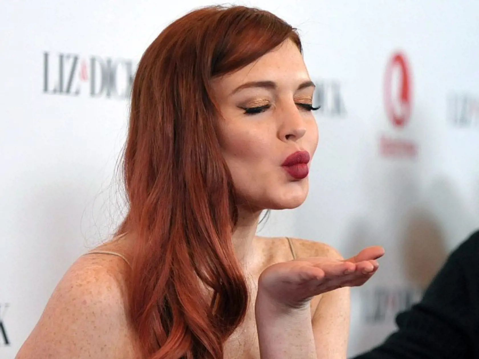 Lindsay Lohan: Posiela pusu fanúšikom, ak jej ešte nejakí zostali...