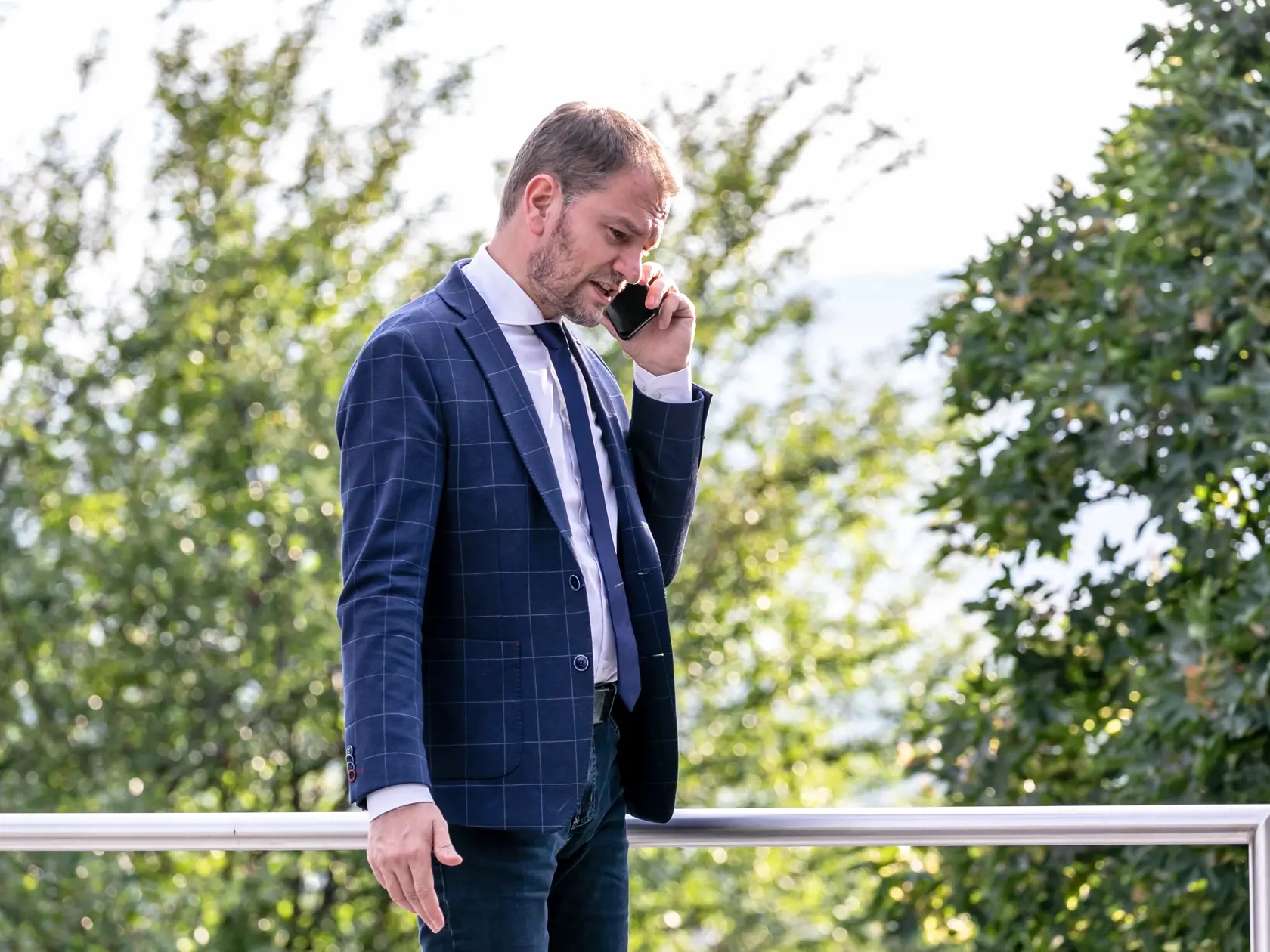 Na snímke príchody členov vlády do vládneho hotela Bôrik. 