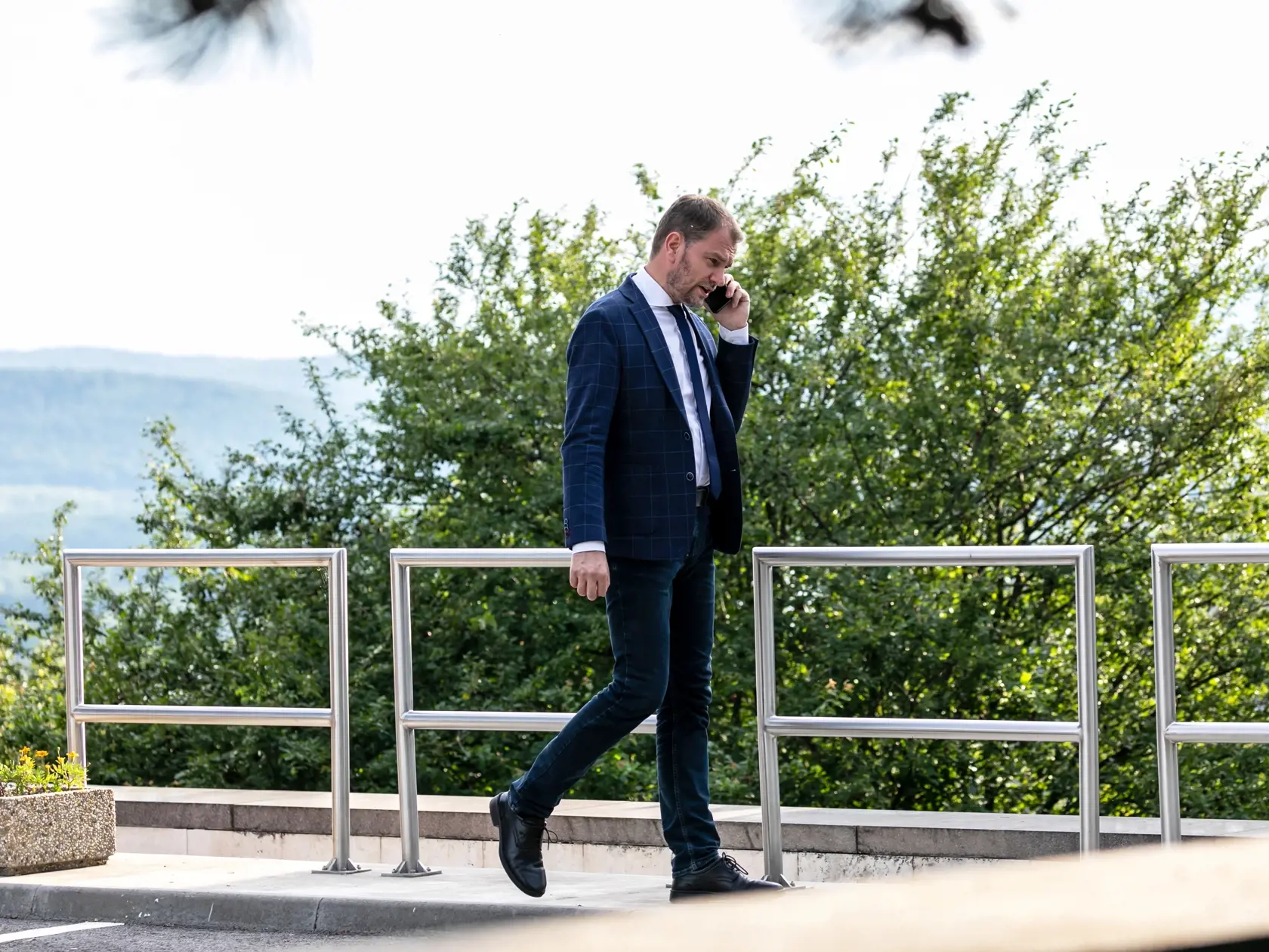 Na snímke príchody členov vlády do vládneho hotela Bôrik. 