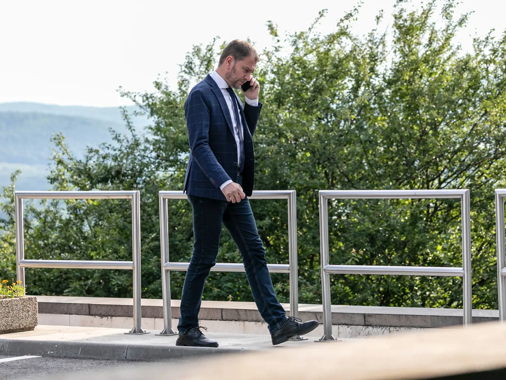 Na snímke príchody členov vlády do vládneho hotela Bôrik. 