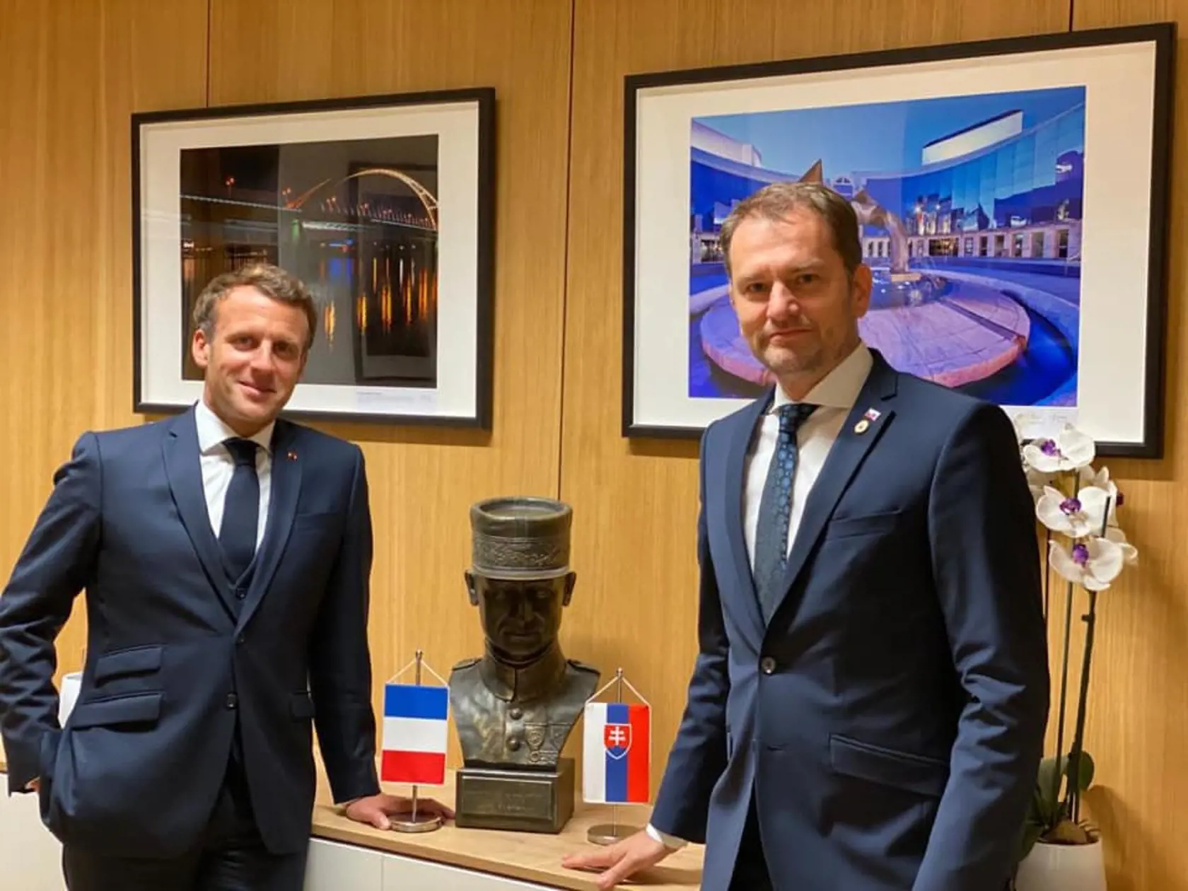Igor Matovič sa počas svojej poslednej zahraničnej cesty stretol aj s francúzskym premiérom Emmanuelom Macronom. Mimo rokovania spolu vymenili zopár milých slov. Na zahraničnej pôde tak častokrát vznikajú aj priateľstvá.