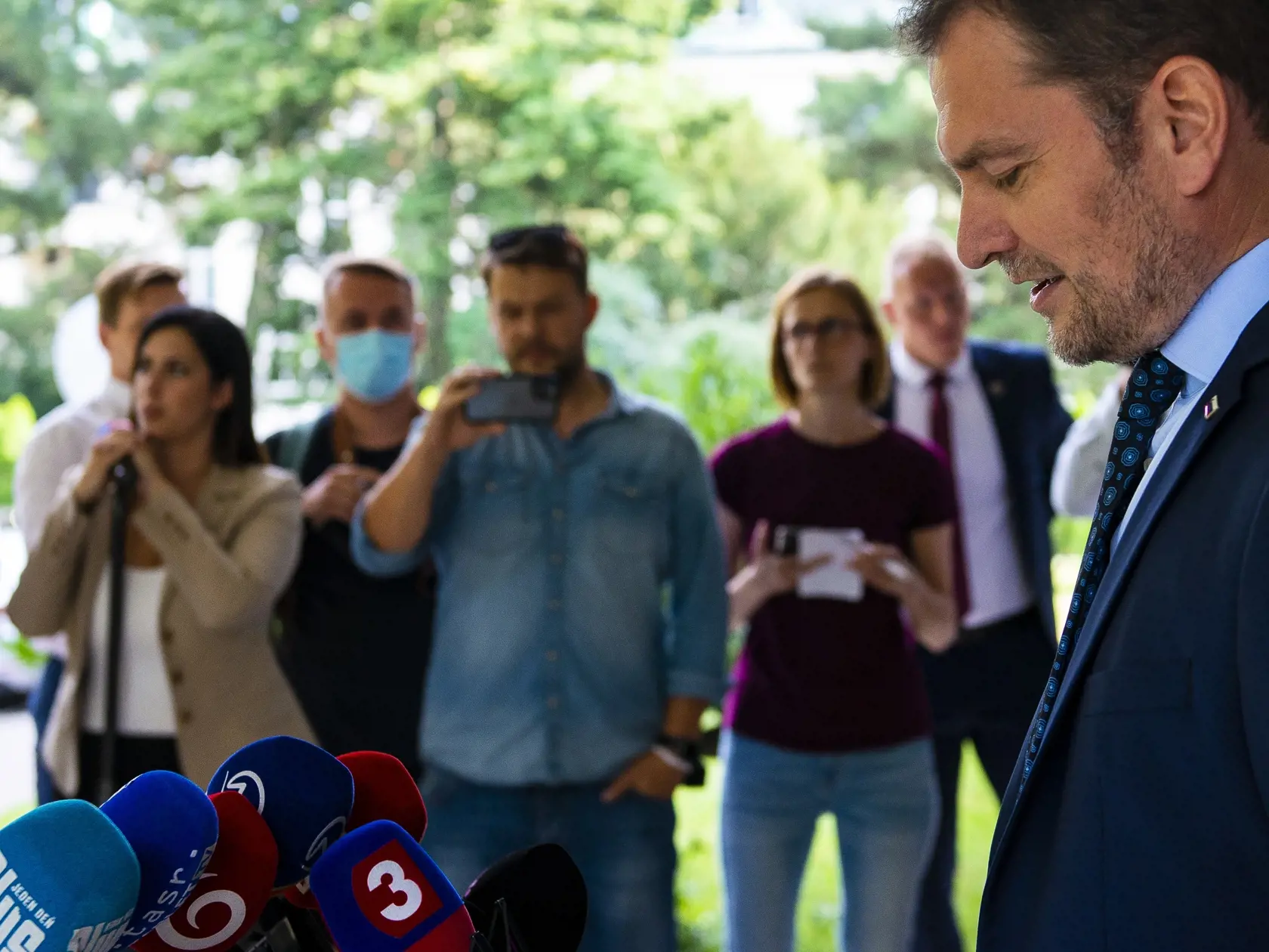 Na snímke vpravo predseda vlády SR Igor Matovič počas tlačovej konferencie k jeho diplomovej práci 22. júla 2020 v Bratislave. FOTO TASR – Jakub Kotian