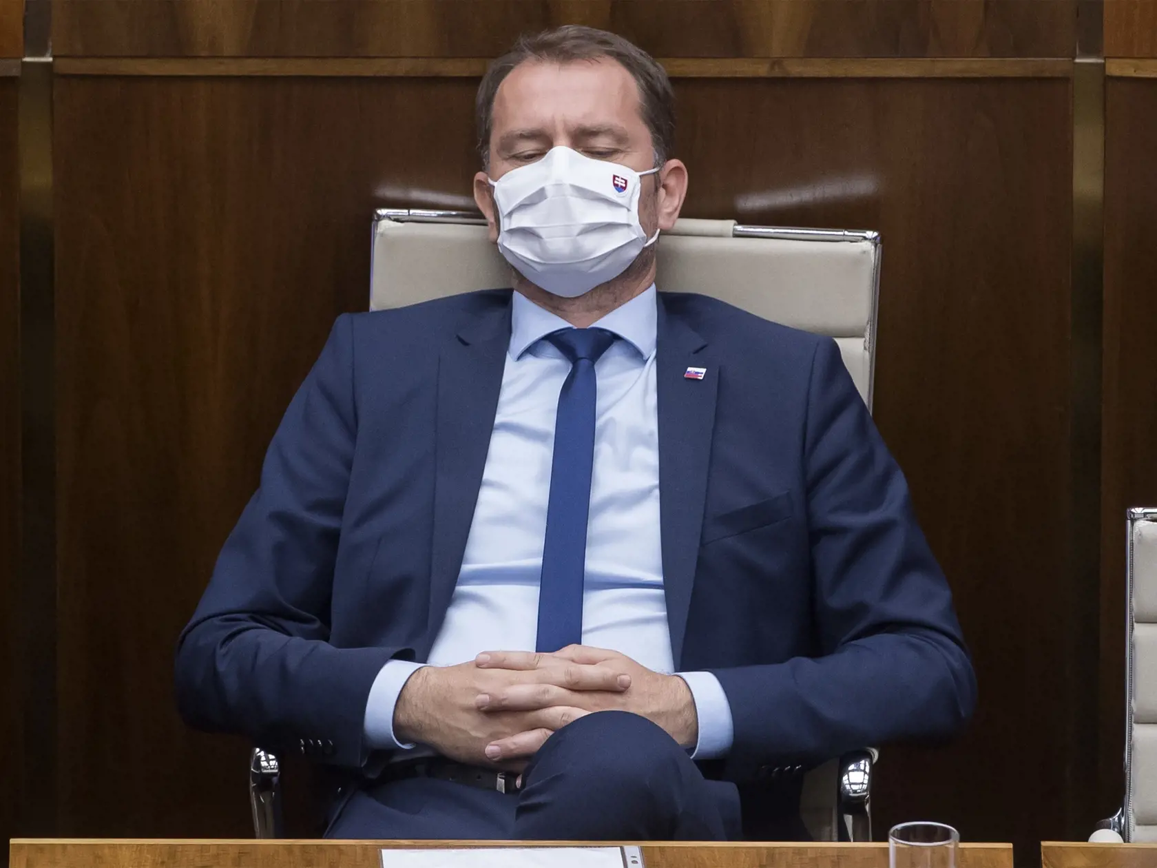 Na snímke predseda vlády SR Igor Matovič (OĽaNO) na mimoriadnej schôdzi parlamentu, na ktorej čelí po prvý raz od nástupu do funkcie odvolávaniu vo štvrtok 23. júla 2020 v Bratislave. Návrh vyslovenie nedôvery predložili opoziční poslanci Juraj Blanár (Smer-SD) a Richard Raši (nezaradený) po medializácii podozrení, že Matovičova diplomová práca je plagiát. FOTO TASR - Martin Baumann

