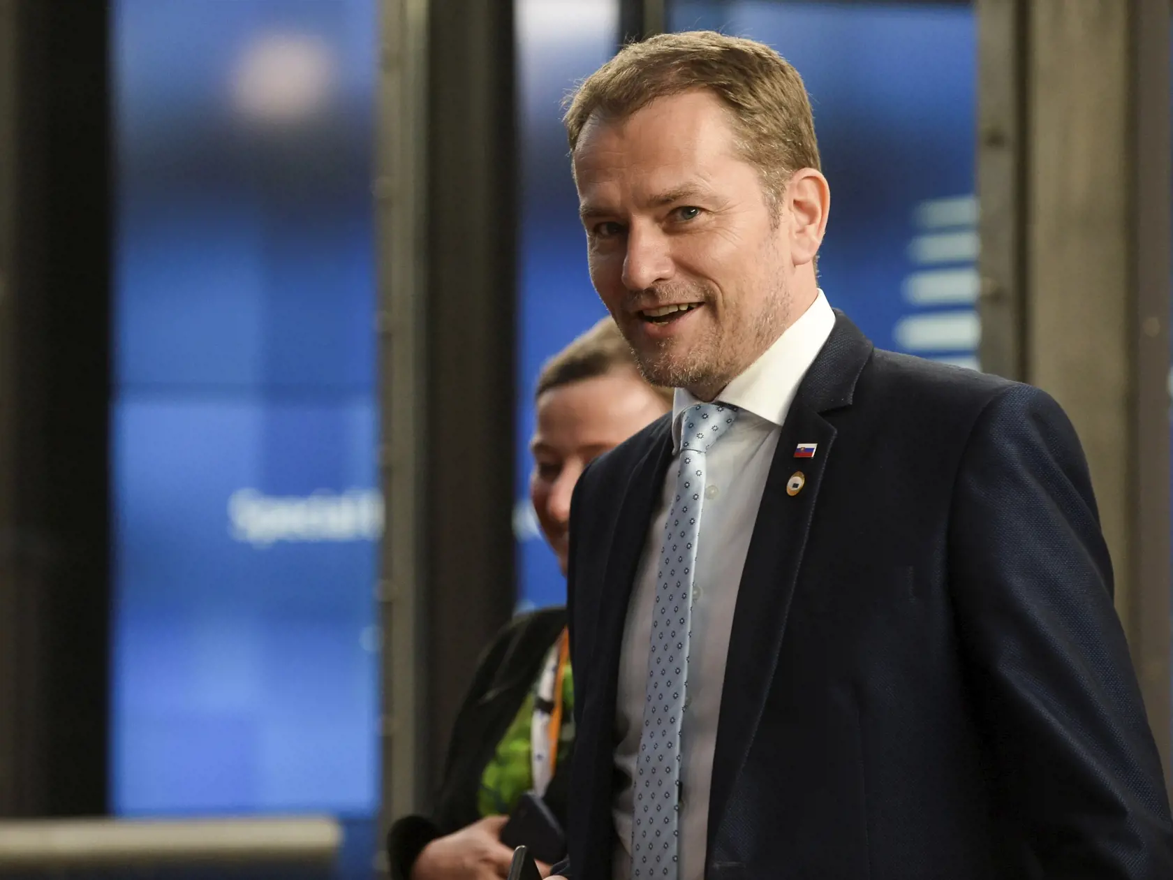 EBE 11 Brusel - Slovenský premiér Igor Matovič opúšťa budovu sídla Rady EÚ v skorých ranných hodinách po treťom rokovacom dni mimoriadneho summitu EÚ v Bruseli 20. júla 2020. Mimoriadny summit EÚ je venovaný hľadaniu kompromisnej podoby sedemročného rozpočtu Únie na roky 2021 - 2027 a dohody o pláne hospodárskej obnovy Európy po koronakríze. FOTO TASR/AP 
Slovakia's Prime Minister Igor Matovic leaves the EU Council building early in the morning during an EU summit in Brussels, Monday, July 20, 2