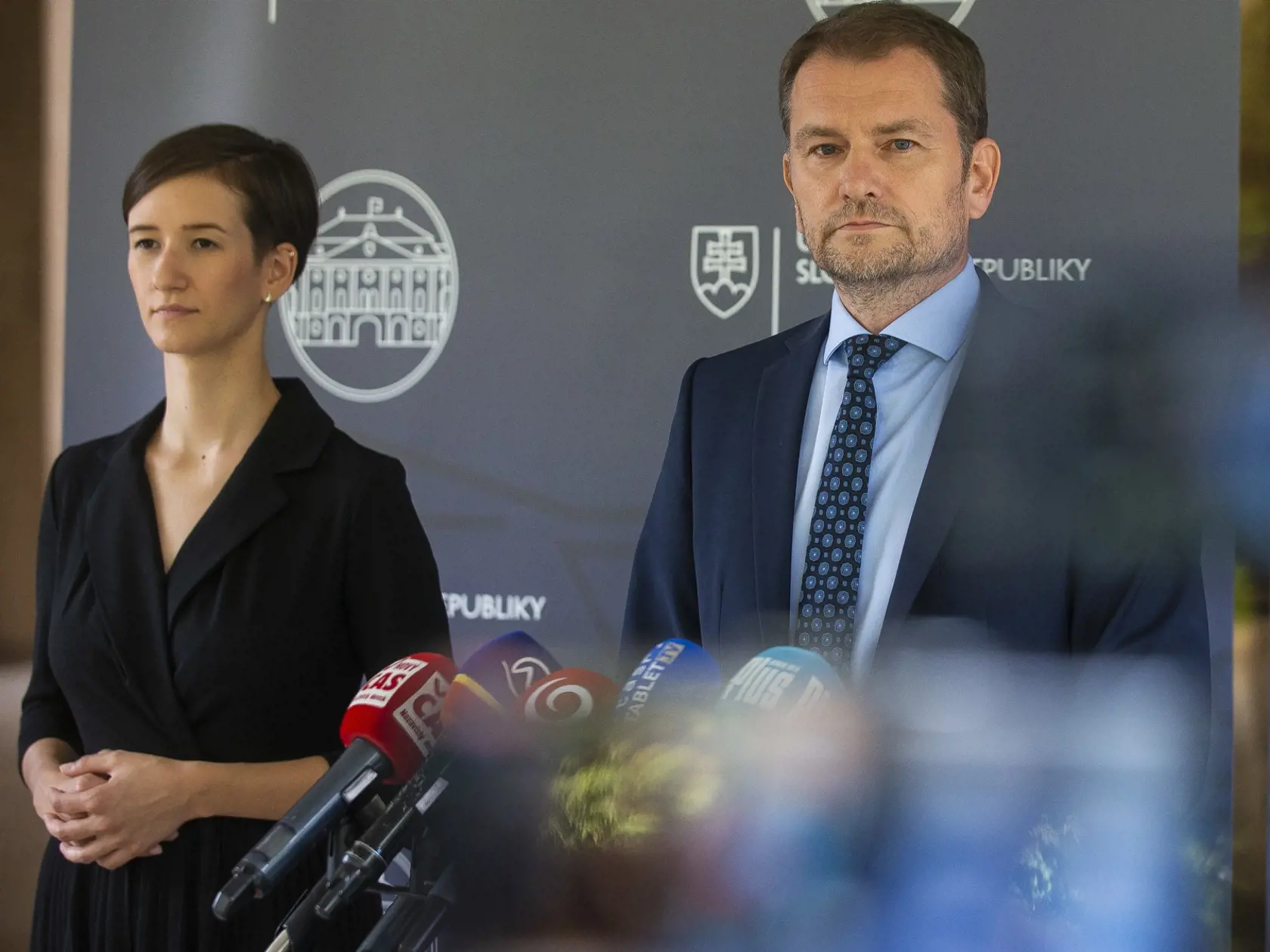 Na snímke vpravo predseda vlády SR Igor Matovič počas tlačovej konferencie ohľadne svojej   diplomovej práce 22. júla 2020 v Bratislave. Vľavo prekladateľka slovenského posunkového jazyka Barbora Randušková. FOTO TASR - Jakub Kotian