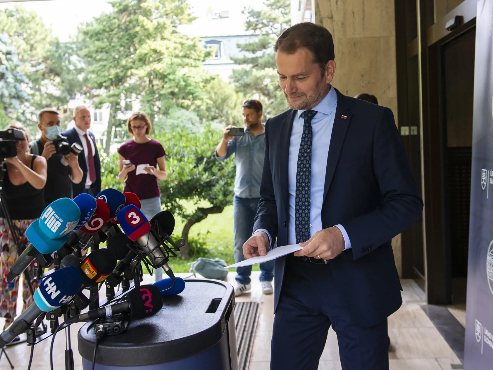 Na snímke vpravo predseda vlády SR Igor Matovič prichádza na tlačovú konferenciu ohľadne svojej   diplomovej práce 22. júla 2020 v Bratislave. FOTO TASR - Jakub Kotian