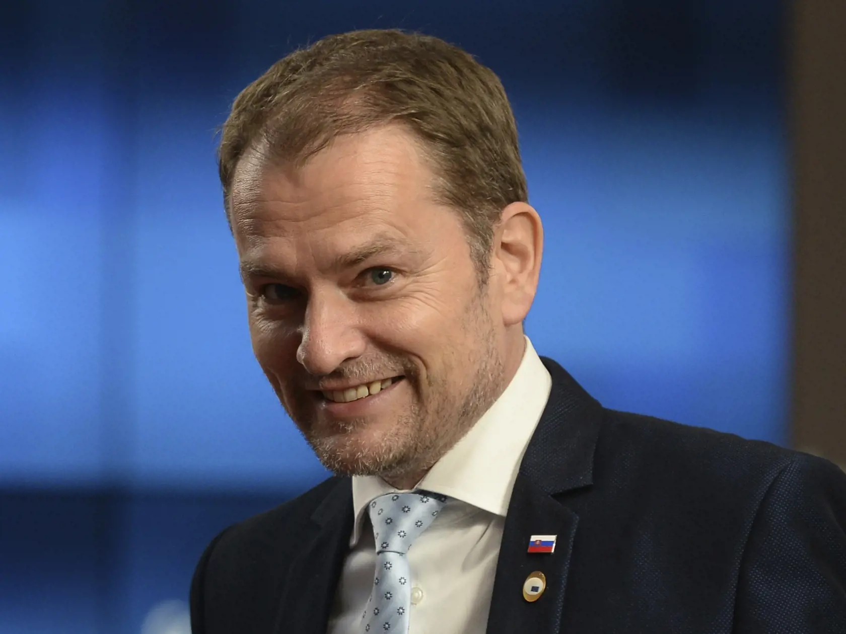 EBE 22 Brusel - Na snímke sSlovenský premiér Igor Matovič v skorých ranných hodinách odchádza po treťom rokovacom dni mimoriadneho summitu EÚ v Bruseli 20. júla 2020. Lídri Európskej únie sa ani po nočnom rokovaní nezhodli na sedemročnom rozpočte a na fonde obnovy. Stanoviská štátov sa do pondelkového rána nepodarilo zjednotiť a šéfovia štátov tak budú rokovať aj v pondelok popoludní. FOTO TASR/AP 
Slovakia's Prime Minister Igor Matovic leaves the EU Council building early in the morning during 