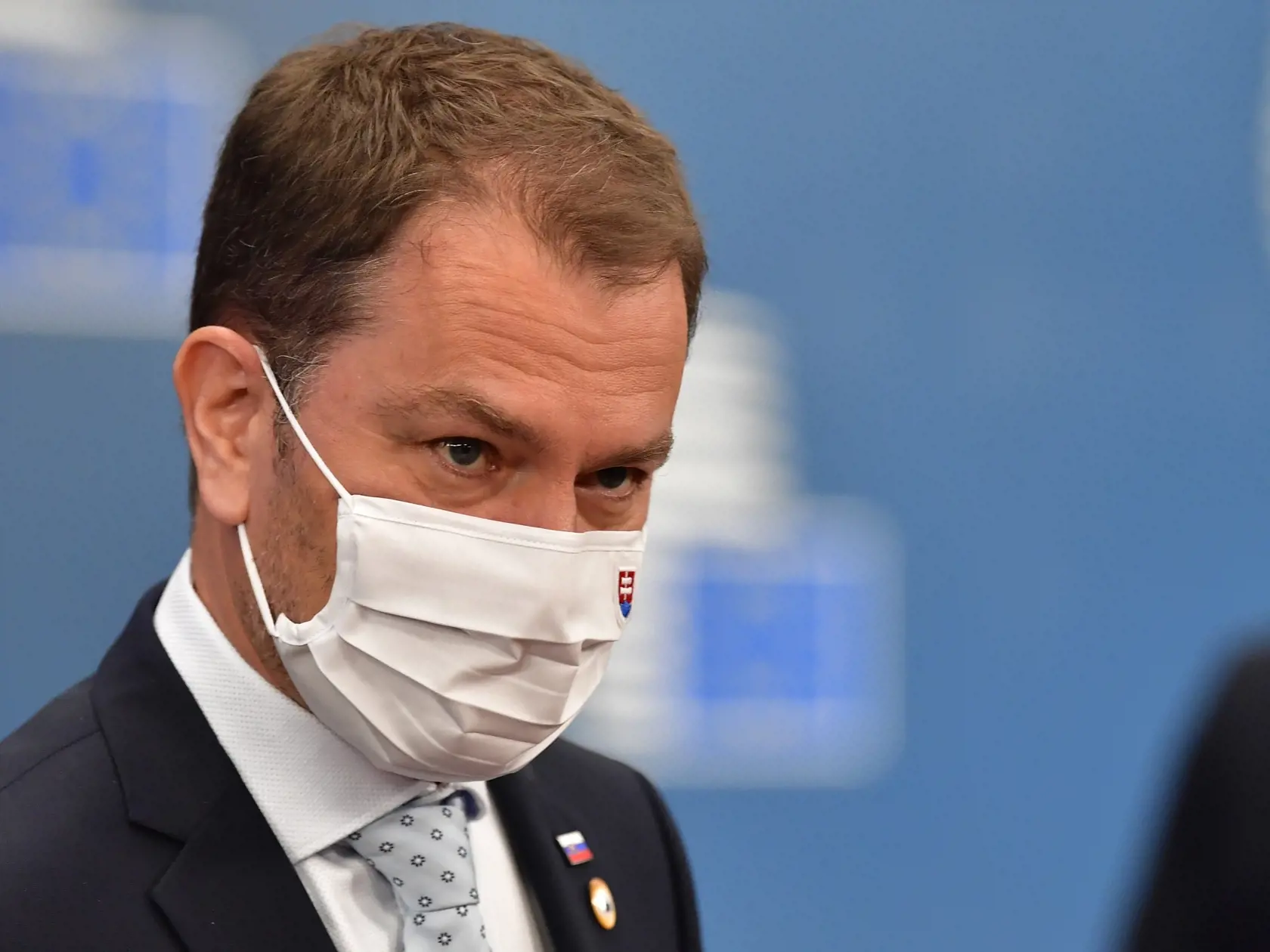JB 24 Brusel - Slovenský premiér Igor Matovič s ochranným rúškom na zabránenie šírenia nového koronavírusu prichádza na dvojdňový summit EÚ v sídle Európskej rady v Bruseli 17. júla 2020. Hlavnou témou samitu budú rokovania o pláne obnovy v reakcii na krízu spôsobenú pandémiou ochorenia COVID-19 a o novom dlhodobom rozpočte EÚ. FOTO TASR/AP  

Slovakia's Prime Minister Igor Matovic arrives for an EU summit at the European Council building in Brussels, Friday, July 17, 2020. Leaders from 27 Europ