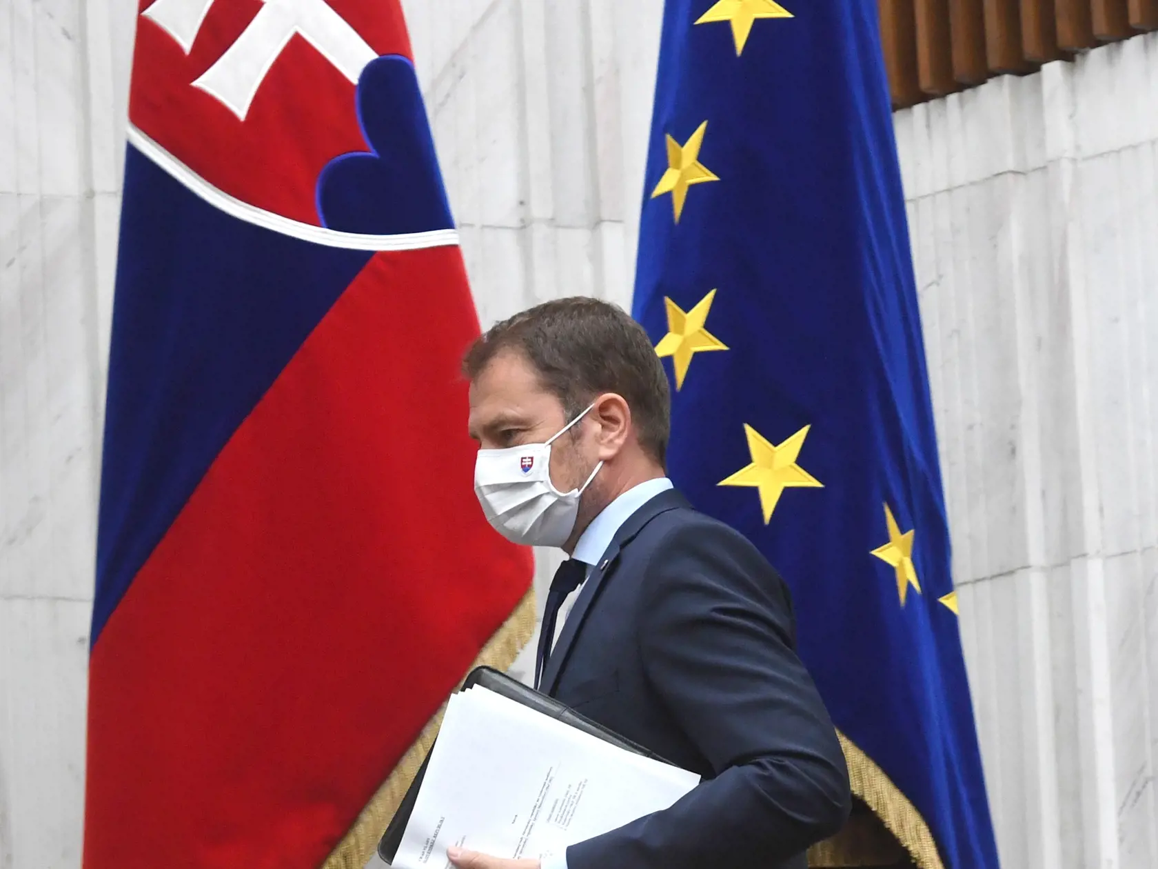 Na snímke predseda vlády SR Igor Matovič (OĽaNO) prichádza na mimoriadnu schôdzu k jeho odvolávaniu 23. júla 2020 v Bratislave. Poslancom sa na prvýkrát nepodarilo otvoriť mimoriadnu schôdzu k odvolávaniu premiéra Igora Matoviča (OĽaNO). Plénum nebolo uznášania schopné. Predseda Národnej rady (NR) SR Boris Kollár (Sme rodina) vyhlásil hodinovú prestávku. FOTO TASR - Martin Baumann
