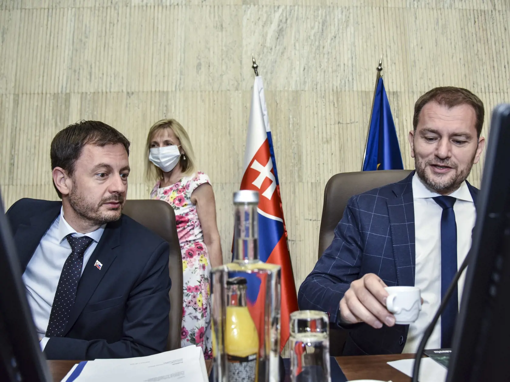 Na snímke zľava podpredseda vlády a minister financií Eduard Heger (OĽaNO) a predseda vlády SR Igor Matovič (OĽaNO) počas 28. schôdze vlády SR 8. júla 2020 v Bratislave. FOTO TASR - Pavol Zachar