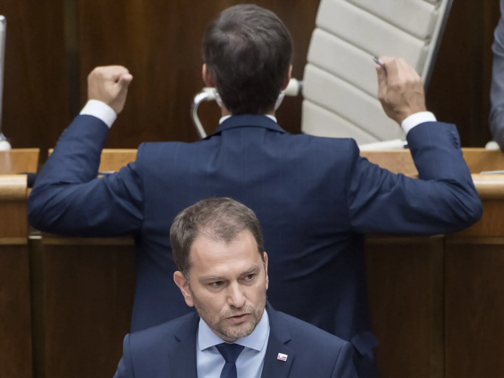 Na snímke v popredí predseda vlády SR Igor Matovič (OĽaNO) a v pozadí chrbtom predkladateľ návrhu na odvolanie predsedu vlády SR Juraj Blanár (SMER-SD) na mimoriadnej schôdzi parlamentu 23. júla 2020 v Bratislave. FOTO TASR - Martin Baumann