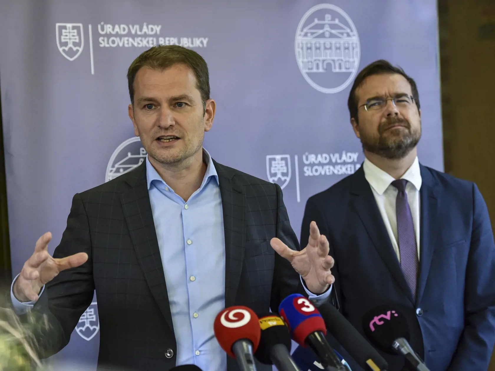 Na snímke zľava predseda vlády SR Igor Matovič (OĽaNO) a minister zdravotníctva SR Marek Krajčí (OĽaNO) počas tlačovej konferencie po rokovaní konzília odborníkov na Úrade vlády 13. júla 20202 v Bratislave. Slovensko nemusí nateraz pristupovať k celoplošným opatreniam pre zamedzenie šíreniu nového koronavírusu. FOTO TASR - Pavol Zachar