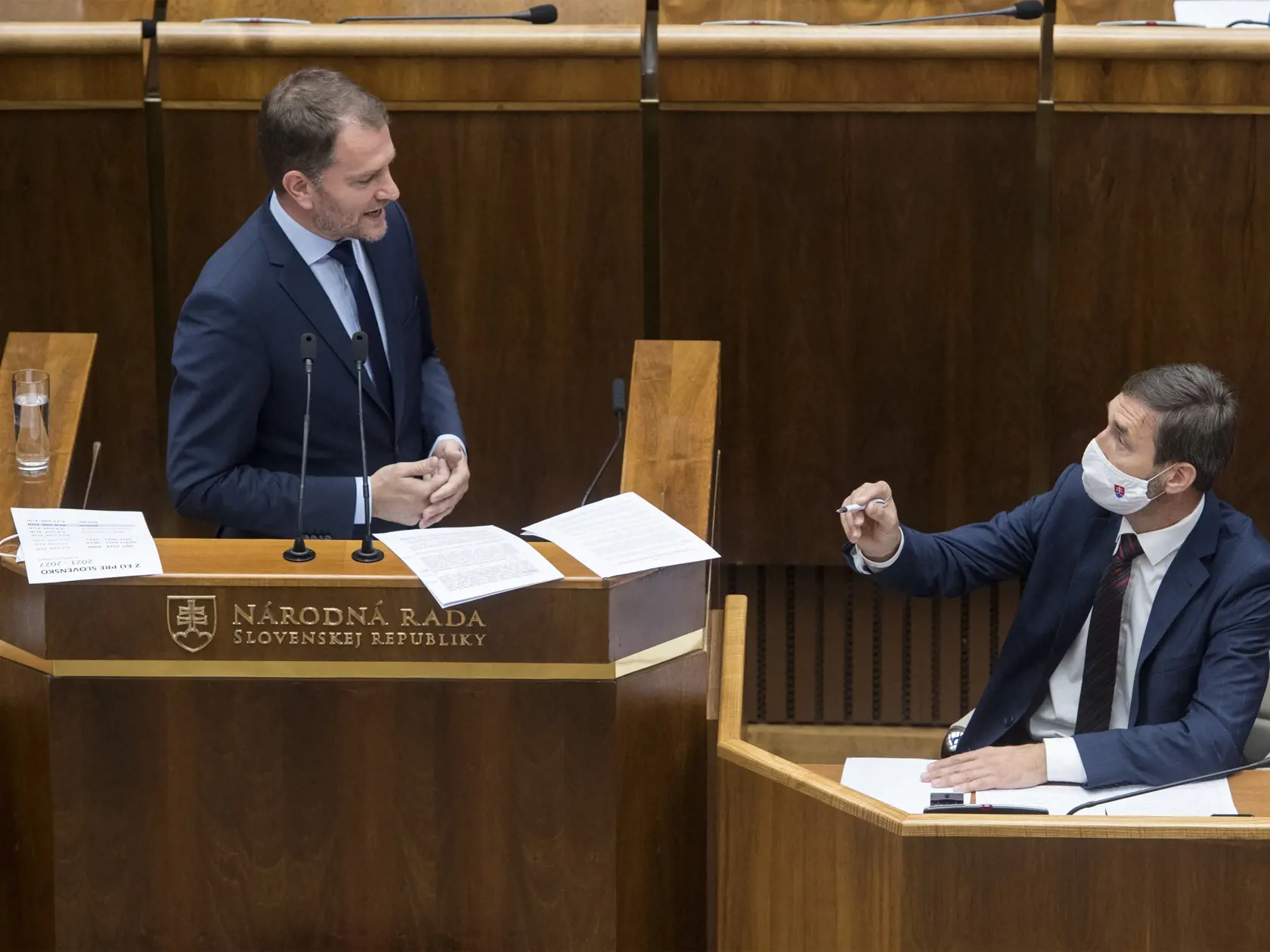 Na snímke zľava predseda vlády SR Igor Matovič (OĽaNO) a predkladateľ návrhu na odvolanie predsedu vlády SR Juraj Blanár (SMER-SD) na mimoriadnej schôdzi parlamentu 23. júla 2020 v Bratislave. FOTO TASR - Martin Baumann