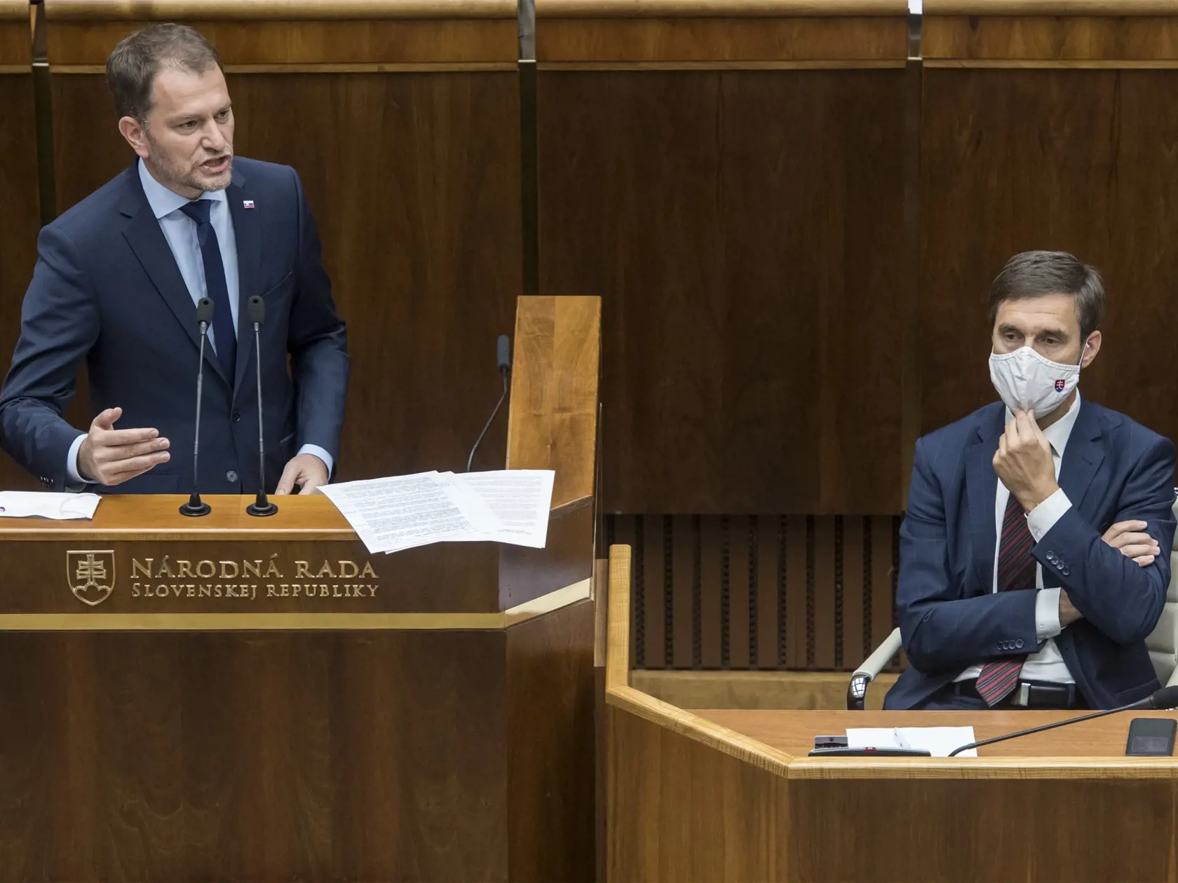 Na snímke zľava predseda vlády SR Igor Matovič (OĽaNO) a predkladateľ návrhu na odvolanie predsedu vlády SR Juraj Blanár (SMER-SD) na mimoriadnej schôdzi parlamentu 23. júla 2020 v Bratislave. FOTO TASR - Martin Baumann
