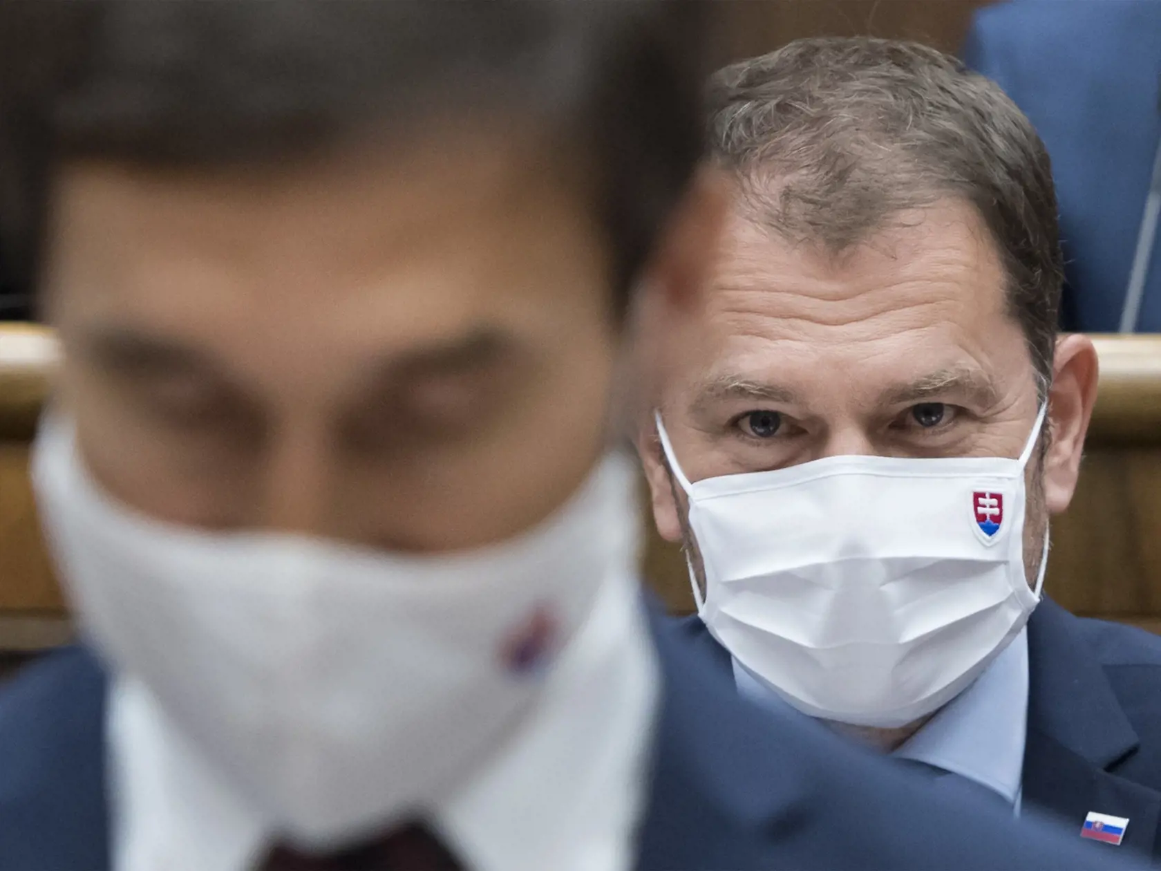 Na snímke v pozadí predseda vlády SR Igor Matovič (OĽaNO) a v popredí poslanec NR SR Juraj Blanár (SMER-SD)  na mimoriadnej schôdzi NR SR  k odvolávaniu premiéra Igora Matoviča 23. júla 2020 v Bratislave. Predseda parlamentu Boris Kollár (Sme rodina) vo štvrtok otvoril mimoriadnu schôdzu na odvolávanie premiéra Igora Matoviča (OĽaNO). Predseda vlády tak bude čeliť svojmu odvolávaniu po prvý raz od nástupu do funkcie. Návrh na vyslovenie nedôvery premiérovi podali opoziční poslanci Juraj Blanár (