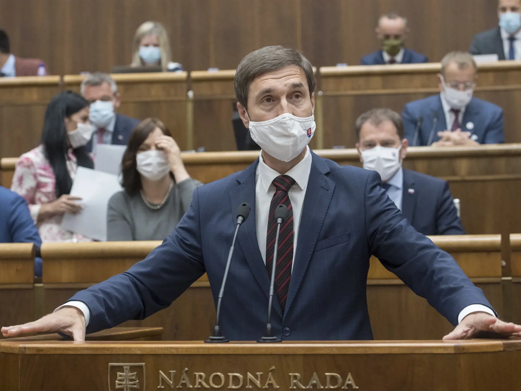 Na snímke v pozadí vpravo predseda vlády SR Igor Matovič (OĽaNO), vľavo v pozadí podpredsedníčka vlády pre investície a informatizáciu SR Veronika Remišová a v popredí poslanec NR SR Juraj Blanár (SMER-SD)  na mimoriadnej schôdzi NR SR  k odvolávaniu premiéra Igora Matoviča 23. júla 2020 v Bratislave. Predseda parlamentu Boris Kollár (Sme rodina) vo štvrtok otvoril mimoriadnu schôdzu na odvolávanie premiéra Igora Matoviča (OĽaNO). Predseda vlády tak bude čeliť svojmu odvolávaniu po prvý raz od n