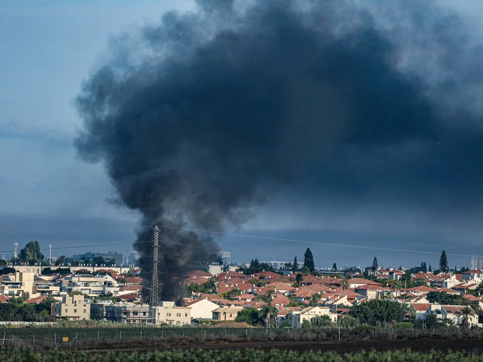 Militantné hnutie Hamas v piatok vypálilo na Izrael stovky rakiet a palestínski ozbrojenci prenikli z pásma Gazy na územie Izraela.