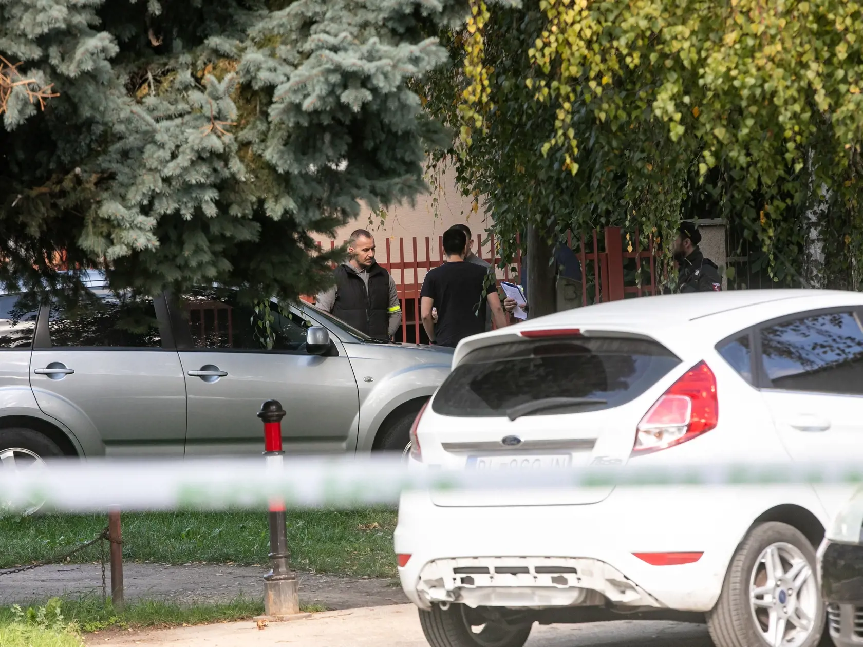 Ohlasovňa pobytu na návrh nového vlastníka zrušila na základe zákona v nehnuteľnosti trvalý pobyt, informovala o tom na úradnej tabuli. Oficiálne sa tak rodina stala bezdomovcami, a ich miesto trvalého pobytu sa stalo mesto Trnava.