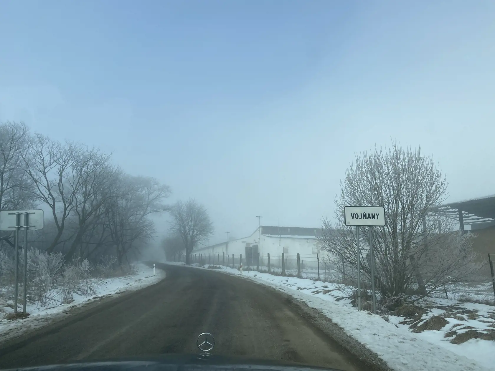 Obec Vojňany v Kežmarskom okrese. Tu postavil dom na otčimovom pozemku Ján Románek. Dedinčania zostali v šoku, keď zistili, že je usvedčeným sériovým vrahom.