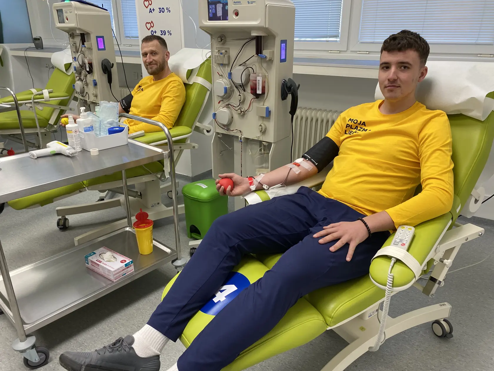 Dávid Bajus (19) je pravidelným darcom krvi, v piatok daroval aj krvnú plazmu. V pozadí 