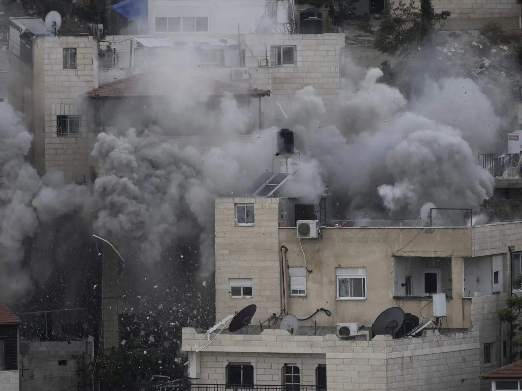 Izraelské jednotky búrajú rodinný dom Palestínčana Khairyho Alqama v prevažne arabskej štvrti Al-Tur vo východnom Jeruzaleme 15. novembra 2023. Izraelská armáda pokračuje s demoláciou niekoľko desiatok palestínskych domov vo východnom Jeruzaleme.