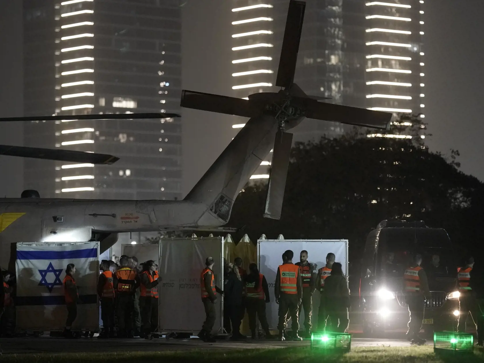 Výstup z vrtuľníka je zakrytý, keď prepustení rukojemníci z Pásma Gazy vystupujú v izraelskom meste Petach Tikva v nedeľu 26. novembra 2023. Hamas v nedeľu prepustil ďalších 17 z rukojemníkov zadržiavaných v Gaze: 13 Izraelčanov, jedného muža s rusko-izraelským občianstvom a troch Thajčanov. Izrael má výmenou za to prepustiť niekoľko Palestínčanov väznených v Izraeli. Nedeľa bola tretím dňom plánovaného štvordňového prímeria medzi Izraelom a hnutím Hamas v Pásme Gazy.