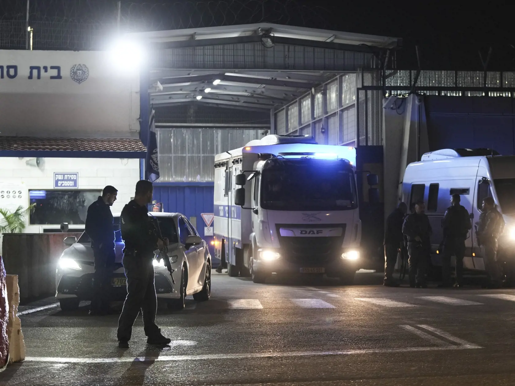 Izraelské väzenské vozidlo preváža palestínskych väzňov, ktorých izraelské úrady prepustili z vojenskej väznice Ofer pri Jeruzaleme v piatok 24. novembra 2023. Prepustenie zajatcov a väzňov je súčasťou dohody o prímerí, ktorú uzavrel Izrael s hnutím Hamas. Počas štyroch dní sa plánuje oslobodenie najmenej 50 žien a detí zadržiavaných Hamasom a približne 150 palestínskych väzňov, väčšinou žien a maloletých, z izraelských väzníc.
