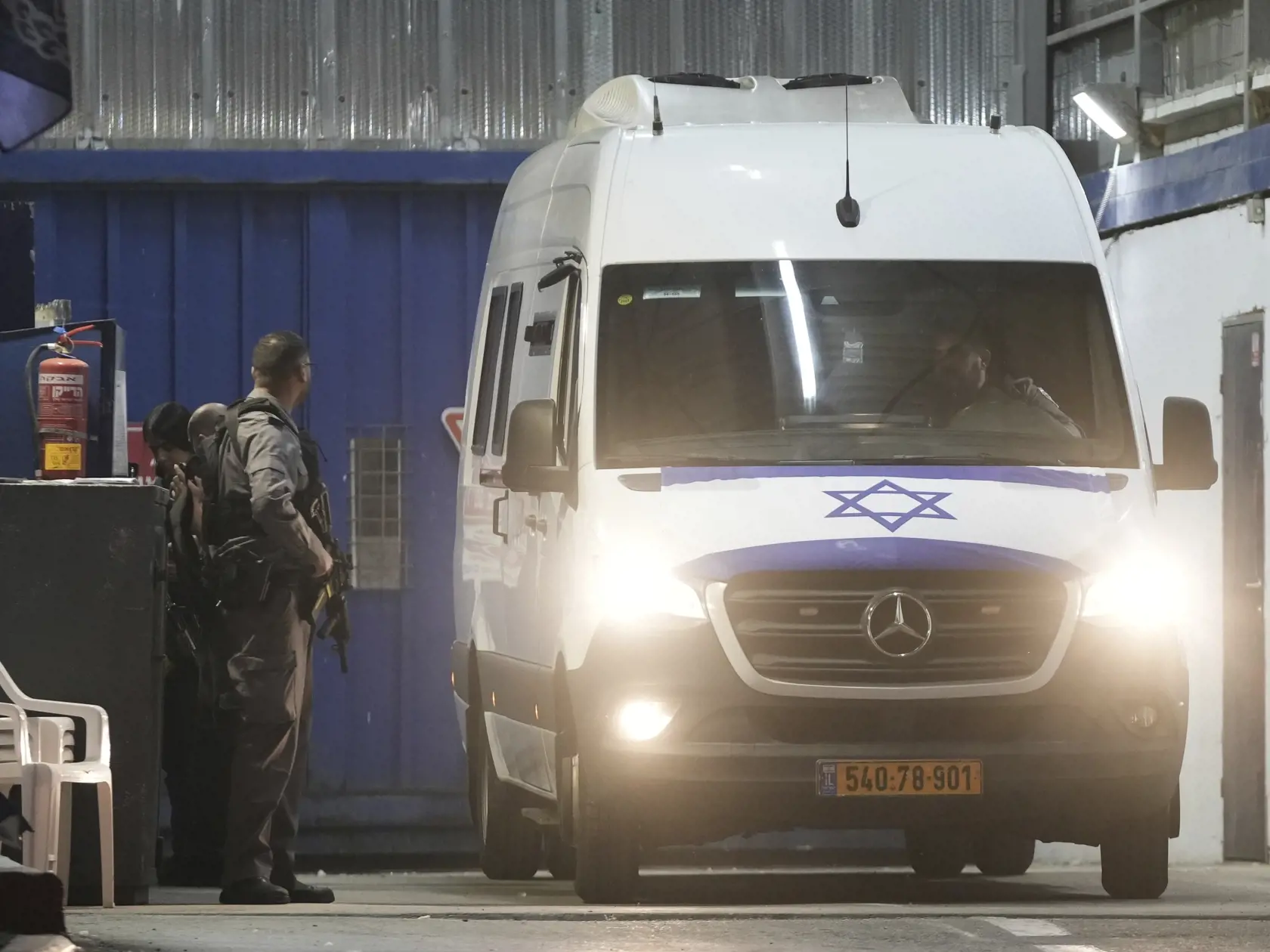 Izraelské väzenské vozidlo preváža palestínskych väzňov, ktorých izraelské úrady prepustili z vojenskej väznice Ofer pri Jeruzaleme v piatok 24. novembra 2023. Prepustenie zajatcov a väzňov je súčasťou dohody o prímerí, ktorú uzavrel Izrael s hnutím Hamas. Počas štyroch dní sa plánuje oslobodenie najmenej 50 žien a detí zadržiavaných Hamasom a približne 150 palestínskych väzňov, väčšinou žien a maloletých, z izraelských väzníc.