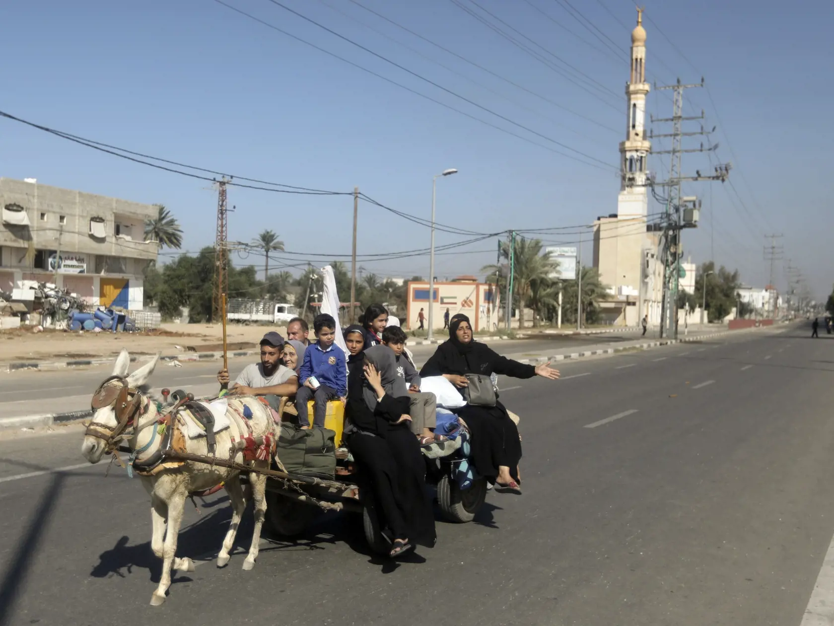 Palestínčania utekajú na juh pásma Gazy na ulici Salah al-Din v meste Bureij 7. novembra 2023. Niekoľko sto obyvateľov pásma Gazy  v utorok s bielymi vlajkami v rukách utieklo na juh tejto palestínskej enklávy, uviedol Izrael. TASR informuje podľa agentúry DPA. Izraelská armáda predtým zverejnila nové štvorhodinové časové okno určené na presun civilného obyvateľstva na juh.