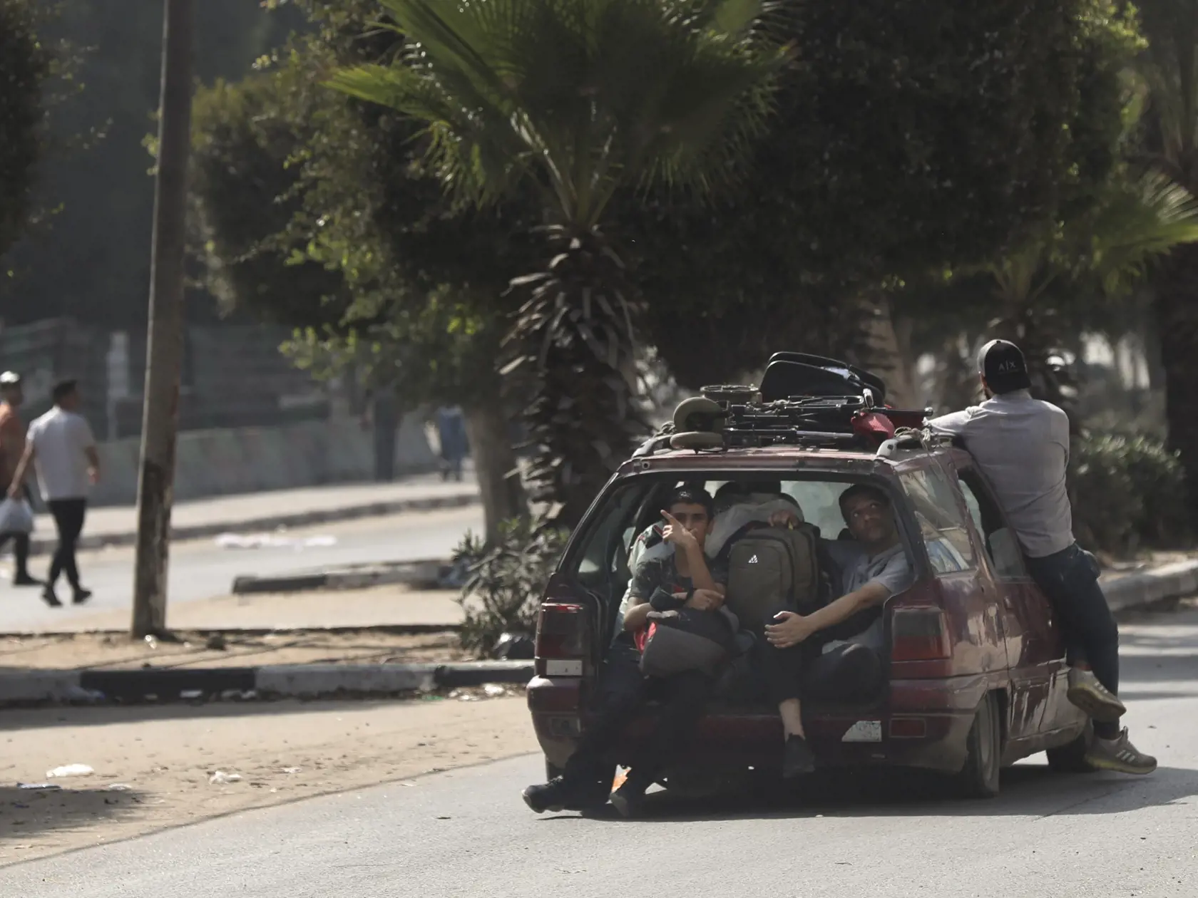 Palestínčania na aute v štvrti centrálnej Gazy al-Rimal utekajú na juh pásma Gazy 8. novembra 2023. Niekoľko sto obyvateľov pásma Gazy v utorok s bielymi vlajkami v rukách utieklo na juh tejto palestínskej enklávy, uviedol Izrael. TASR informuje podľa agentúry DPA. Izraelská armáda predtým zverejnila nové štvorhodinové časové okno určené na presun civilného obyvateľstva na juh.