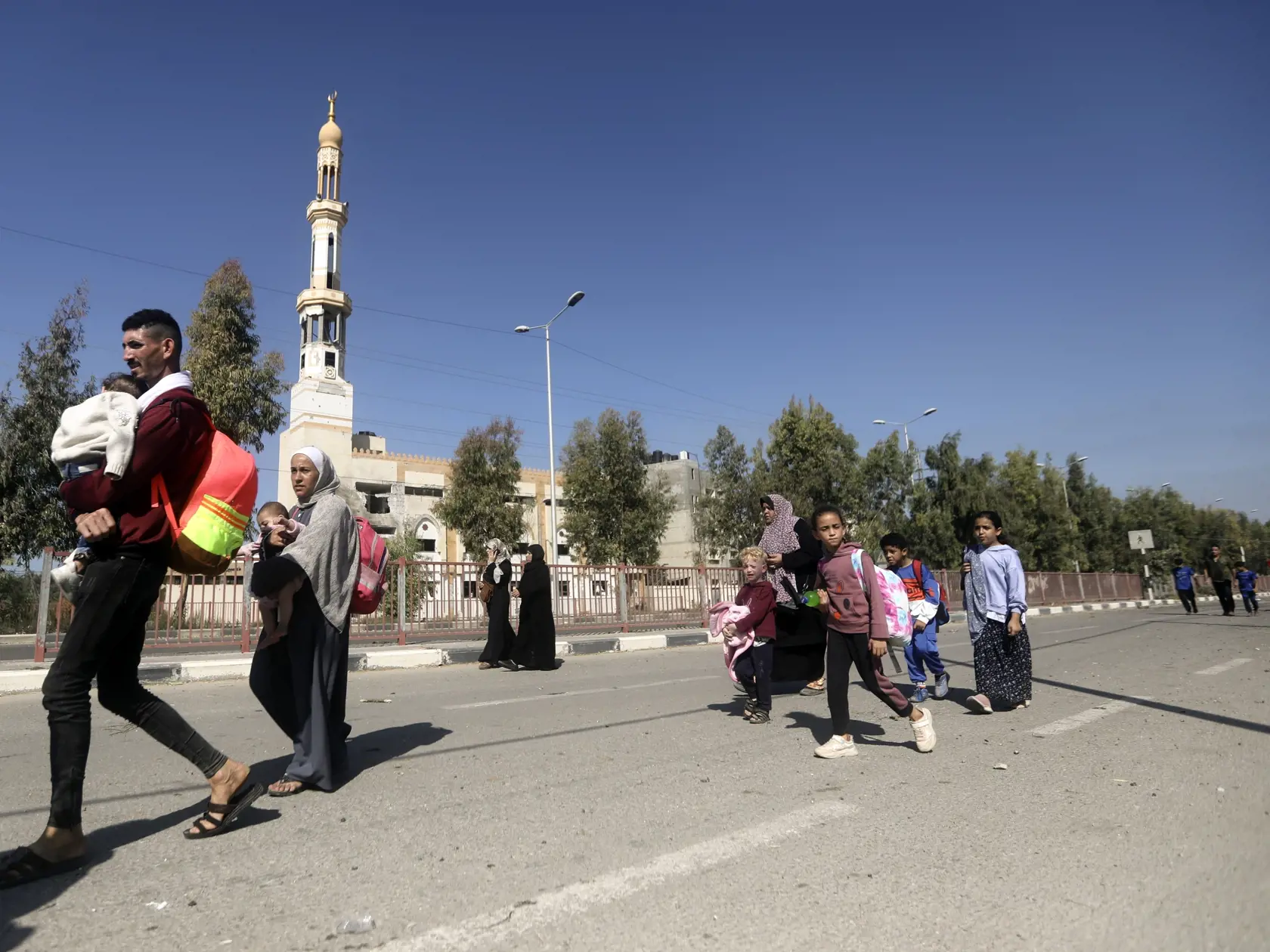 Palestínčania utekajú na juh pásma Gazy na ulici Salah al-Din v meste Bureij 7. novembra 2023. Niekoľko sto obyvateľov pásma Gazy  v utorok s bielymi vlajkami v rukách utieklo na juh tejto palestínskej enklávy, uviedol Izrael. TASR informuje podľa agentúry DPA. Izraelská armáda predtým zverejnila nové štvorhodinové časové okno určené na presun civilného obyvateľstva na juh.