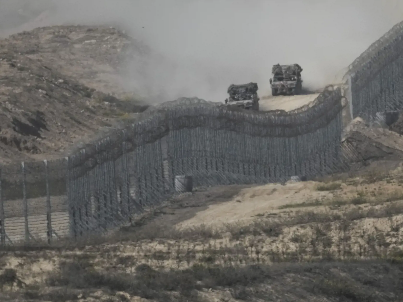 Vozidlá izraelskej armády jazdia v Pásme Gazy vo štvrtok 9. novembra 2023.