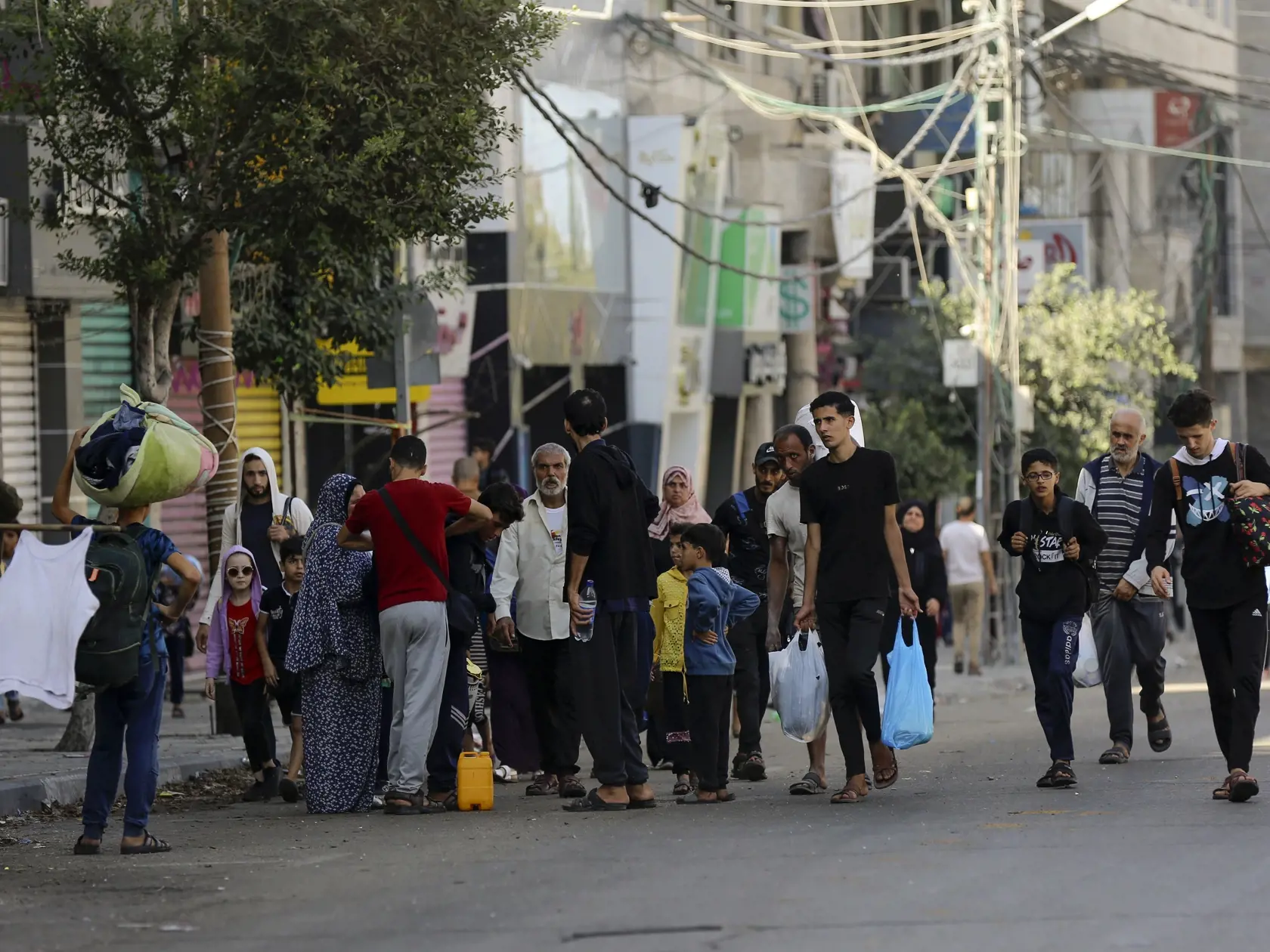 Palestínčania kráčajú v štvrti centrálnej Gazy al-Rimal počas ich úteku na juh pásma Gazy 8. novembra 2023. Niekoľko sto obyvateľov pásma Gazy v utorok s bielymi vlajkami v rukách utieklo na juh tejto palestínskej enklávy, uviedol Izrael. TASR informuje podľa agentúry DPA. Izraelská armáda predtým zverejnila nové štvorhodinové časové okno určené na presun civilného obyvateľstva na juh.