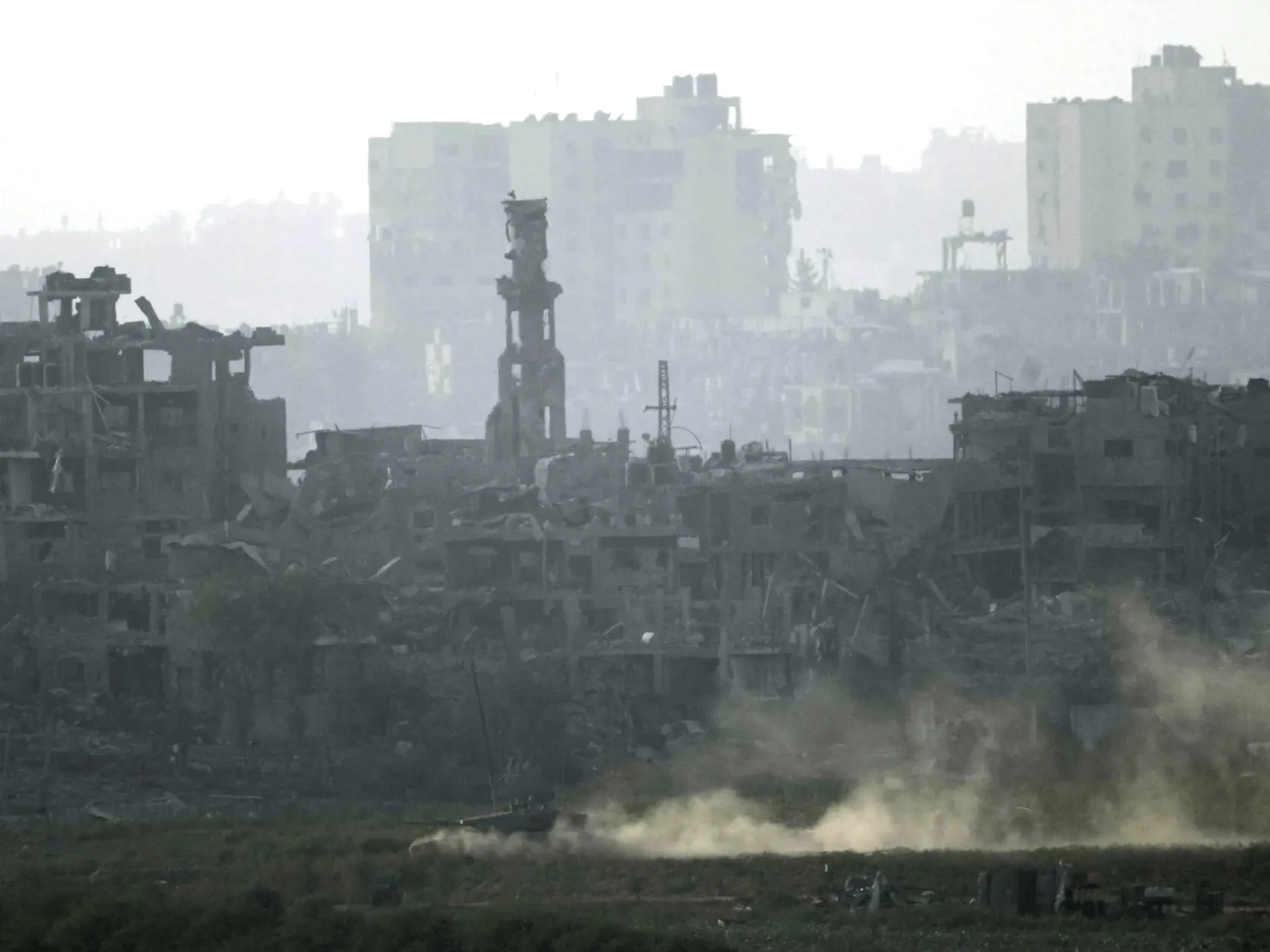 Tank izraelskej armády manévruje v Pásme Gazy vo štvrtok 9. novembra 2023.
