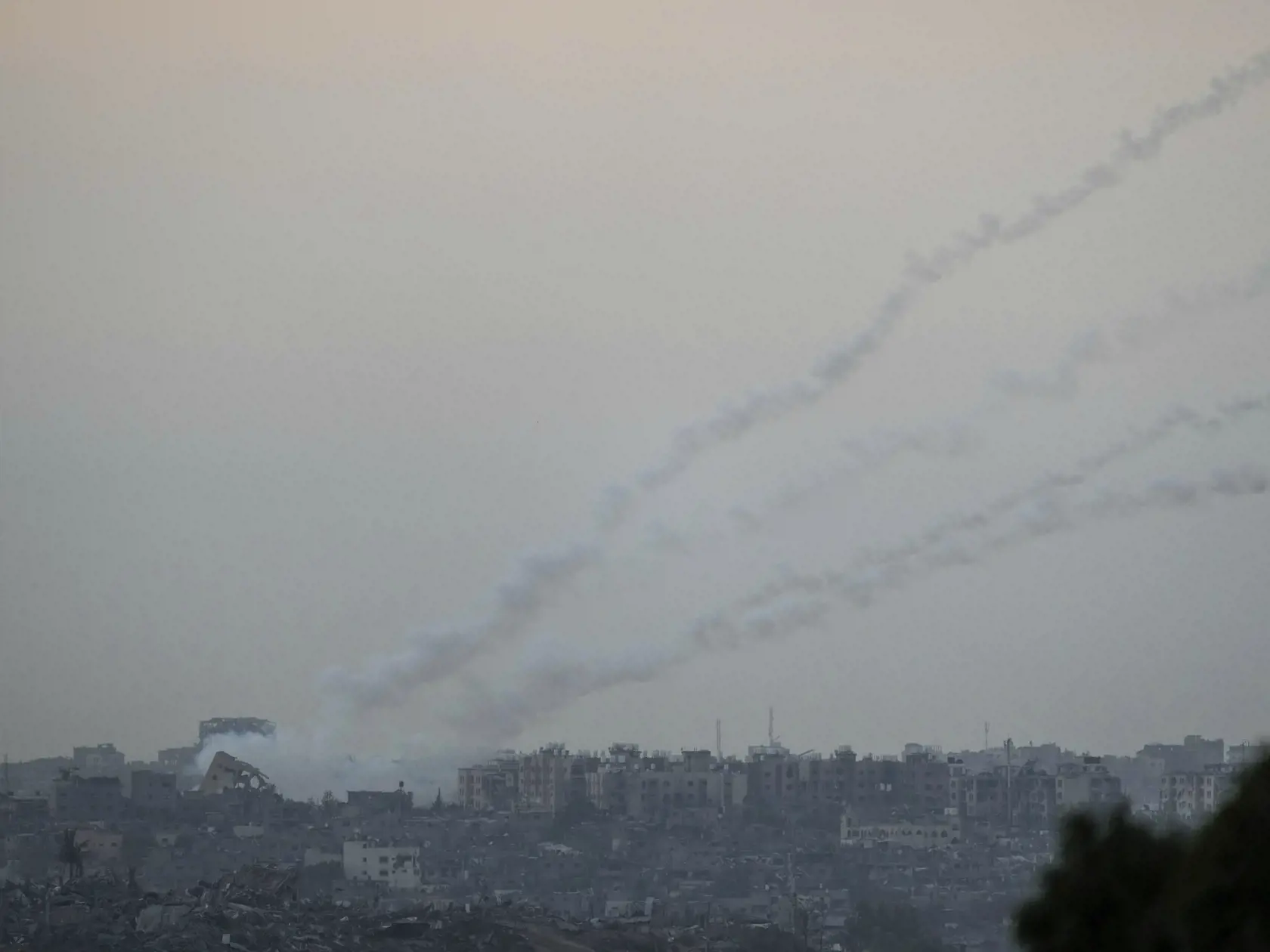 Stopy rakiet vystrelených na Izrael z pásma Gazy, čo je viditeľné z juhu Izraela 2. decembra 2023. 


Trails of rockets fired towards Israel from the Gaza Strip, as seen from southern Israel, Saturday, Dec. 2, 2023. (AP Photo/Leo Correa)