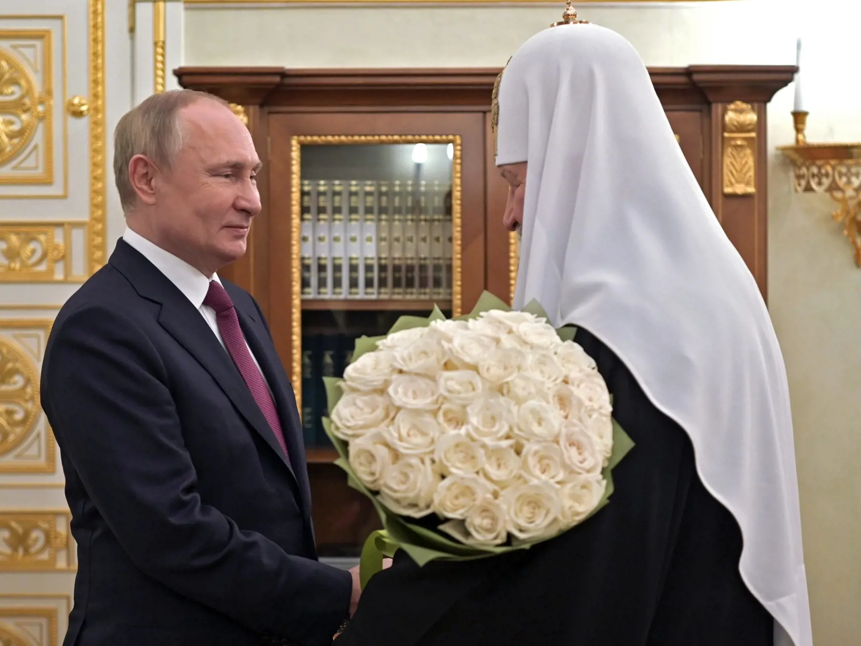 Na snímke vľavo ruský prezident Vladimir Putin blahoželá patriarchovi ruskej pravoslávnej cirkvi Kirillovi (vpravo) k 13. výročiu jeho intronizácie v Moskve 1. februára 2022.