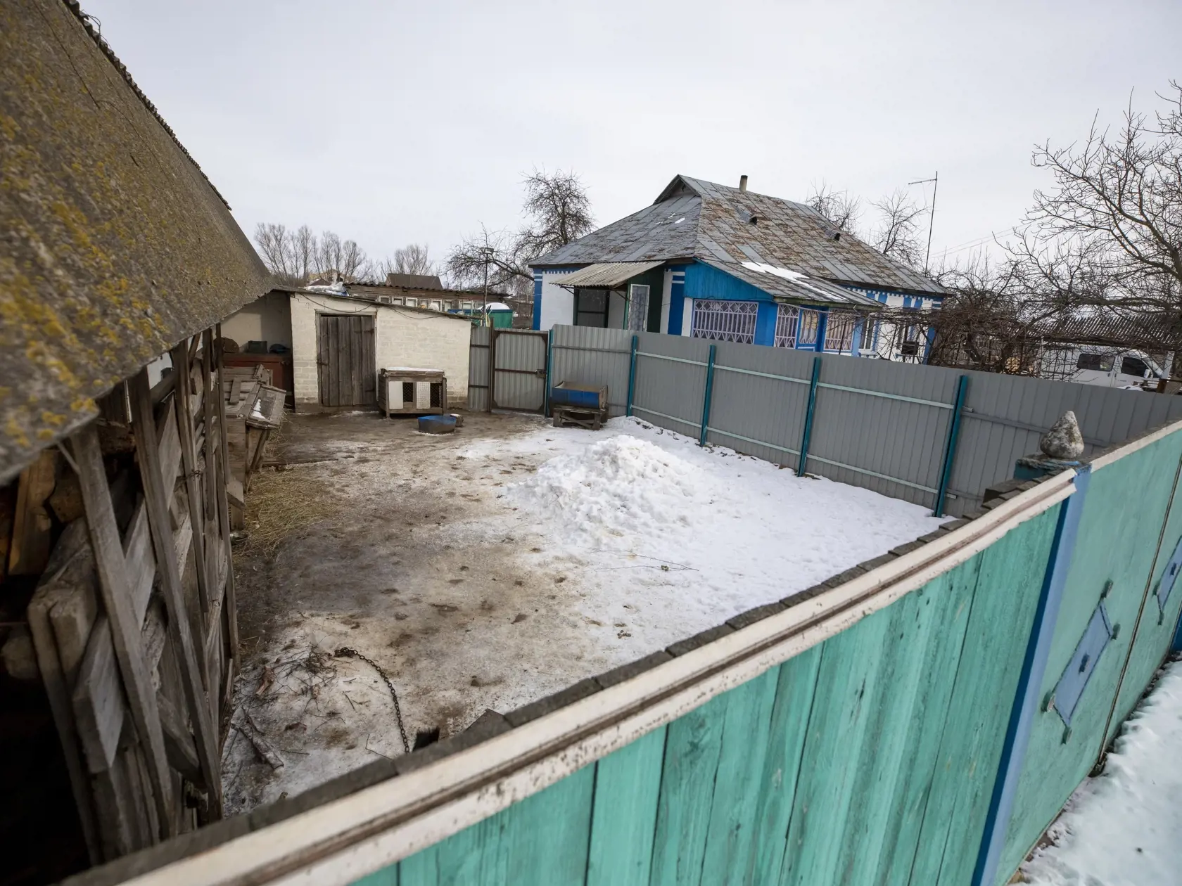 Ukrajina v napätej situácii v konflikte s Ruskom. Na snímke ukrajinský vidiek s typickým modro-bielym náterom domov.